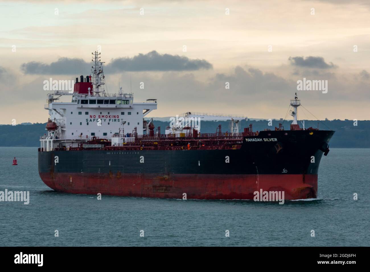 Große Öltanker Schiff die navion anglia aus der Ölraffinerie in fawley in southampton hampshire, riesige Öltanker, Ölschiff in fawley Raffinerie. Stockfoto
