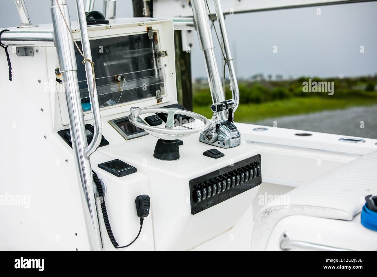 Eine Nahaufnahme einer Instrumententafel für ein Meeresfischereiboot Stockfoto