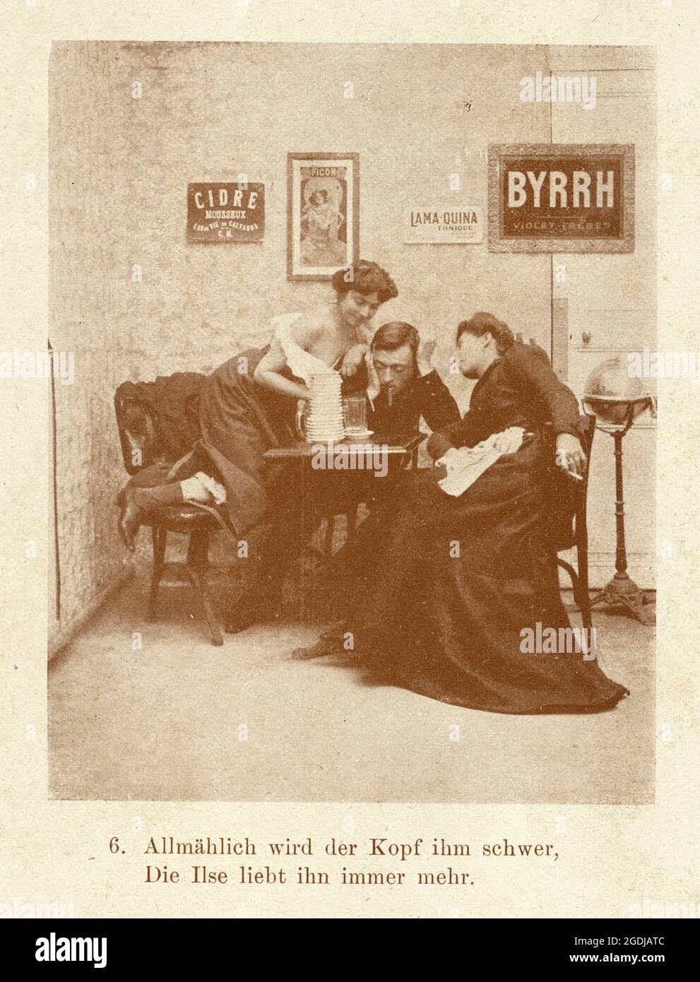 Vintage-Foto von im Quartier Latin, Paris, 1902, junger Mann flirtet und trinkt sich mit zwei Frauen, raucht, Bar, Französisch Stockfoto