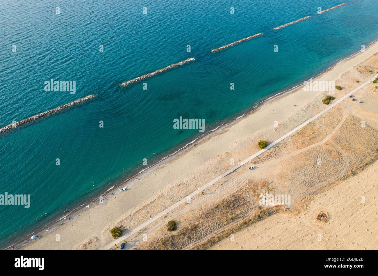 Luftdrohnenlandschaft der Küstenlandschaft mit schönem Sandstrand. Paphos Zypern Stockfoto