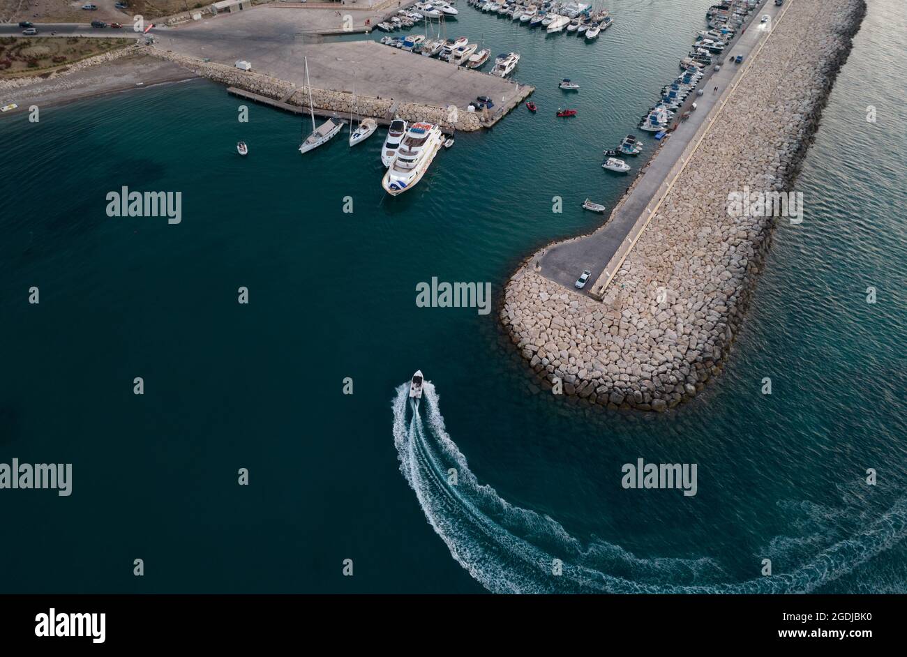 Luftaufnahme eines Schnellbootes, das in den Hafen einfährt Yachten, die an der Marina festgemacht sind. Latsi Hafen Paphos Zypern Stockfoto