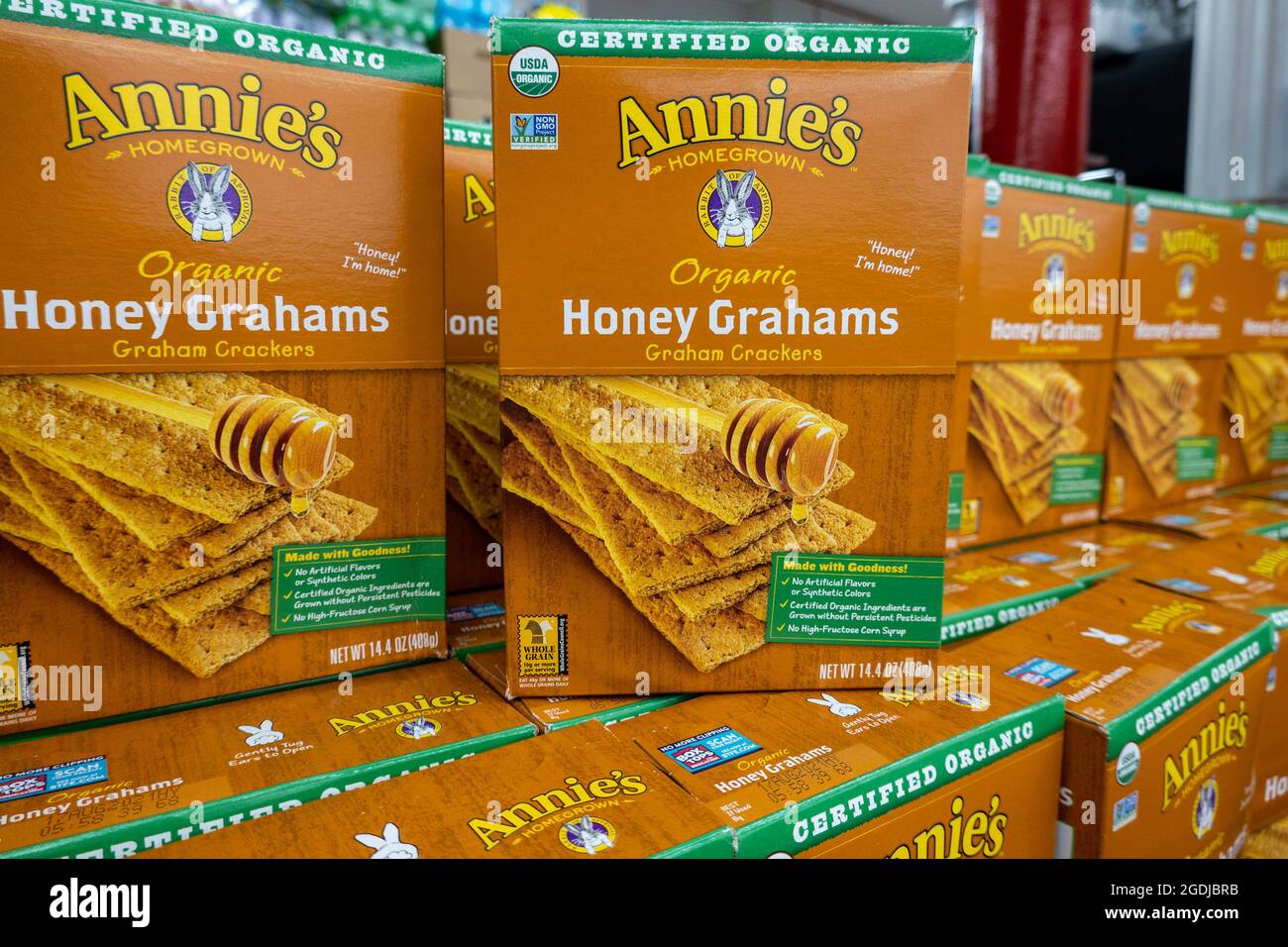 Boxen von Annie's Honey Graham Crackers im Jack's Discount Store, NYC, USA Stockfoto