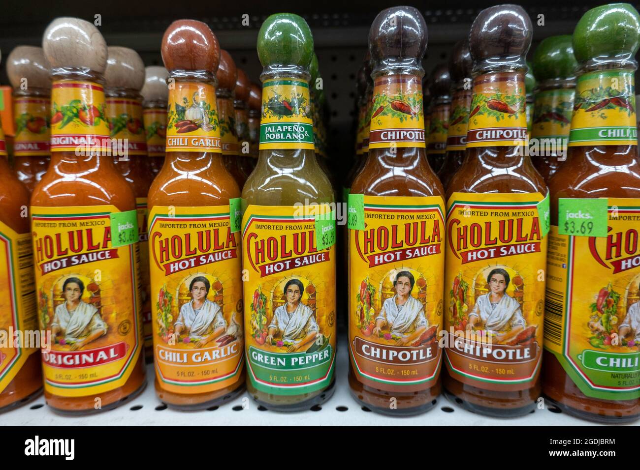 Cholula Hot Sauces zum Verkauf im Jack's Discount Store, NYC, USA Stockfoto