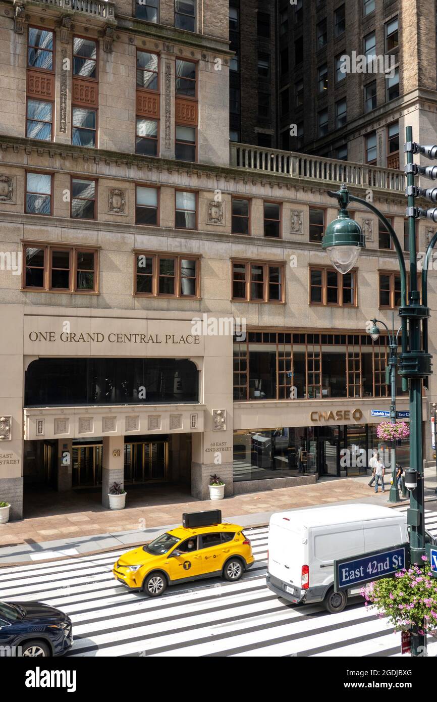 Fahren Sie über die East 42nd Street und die Vanderbilt Avenue am Grand Central Place, NYC, USA Stockfoto