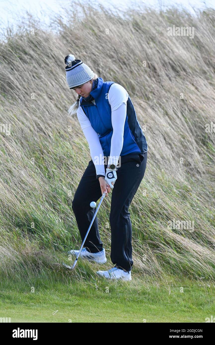 Am zweiten Tag der Trust Golf Women's Scottish Open in Dumbarnie Links, St Andrews, spielt die schottische Schottische Spielerin Alison Muirhead aus dem Rough auf dem elften Loch. Bilddatum: Freitag, 13. August 2021. Stockfoto