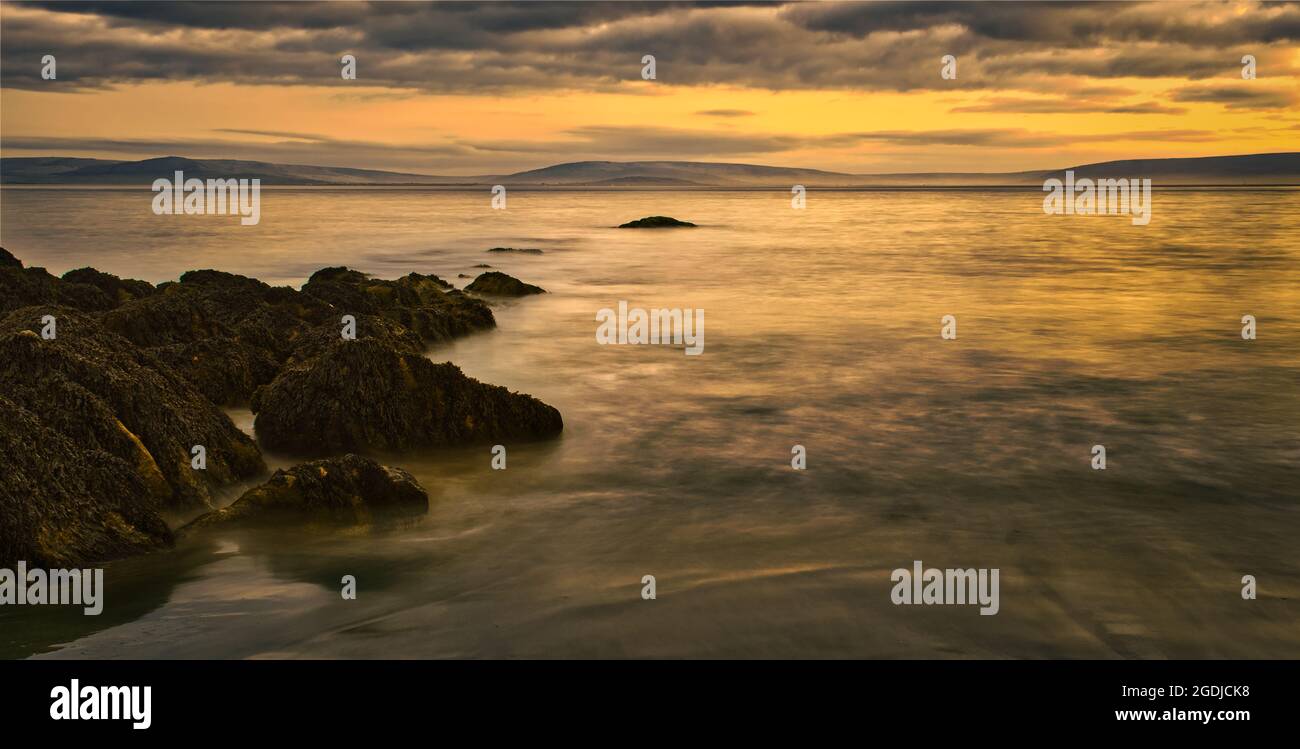 Wunderschöne orange Sonnenuntergangsszenerie am Salthill Strand in Galway City, Irland Stockfoto