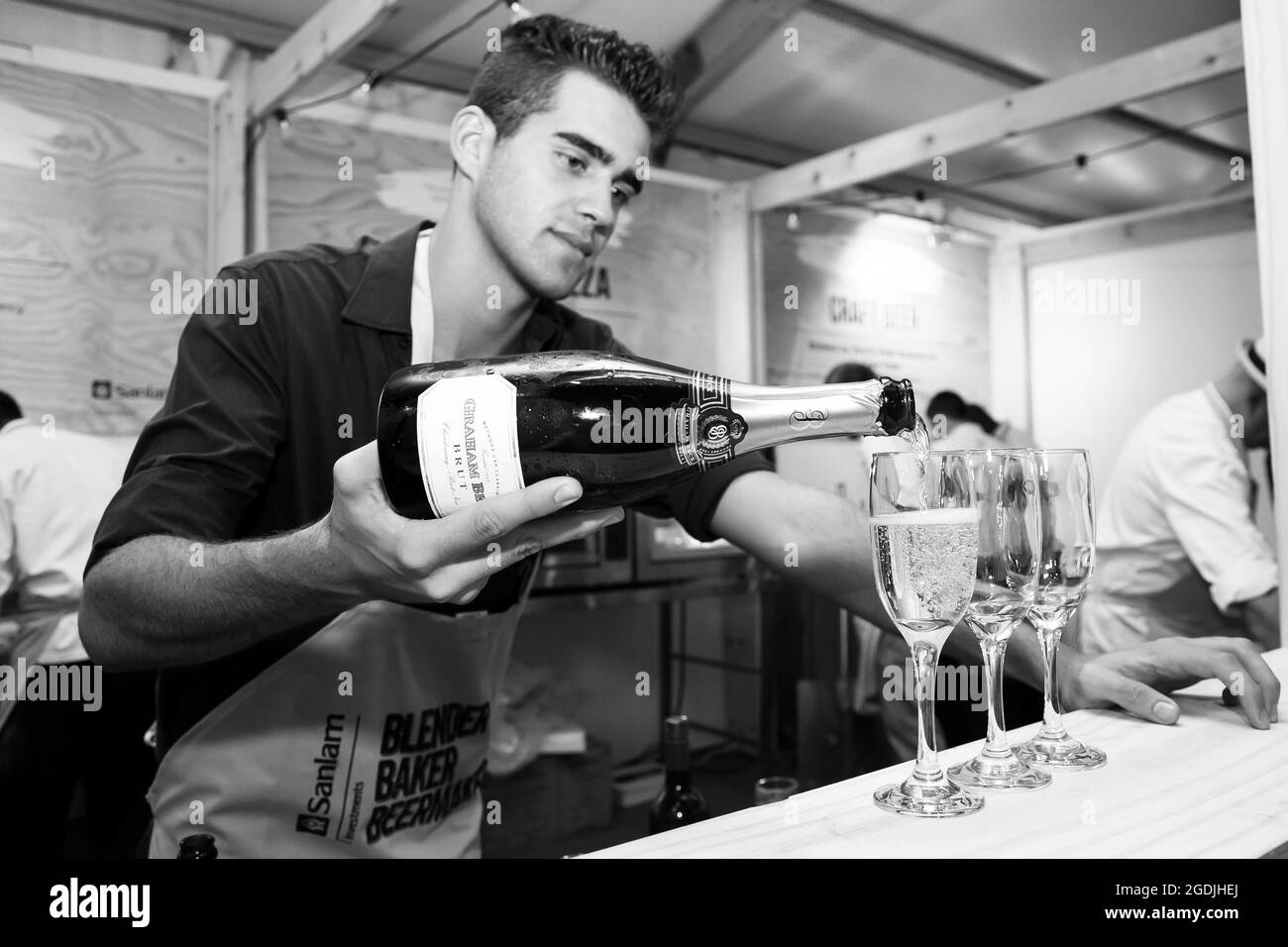 JOHANNESBURG, SÜDAFRIKA - 05. Jan 2021: Ein Barkeeper goss ein Glas Sekt beim Food Festival in Johannesburg, Südafrika Stockfoto