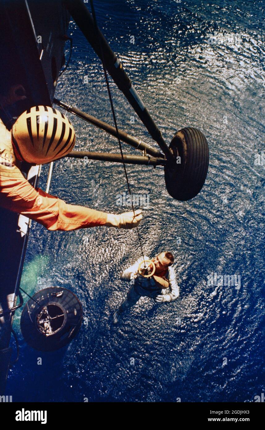 Astronaut Alan B. Shepard Jr., Pilot des Suborbitalraumfluges Mercury-Redstone 3 (MR-3), wird nach dem Freedom 7 (Mercury Redstone 3) Flug am 5. Mai 1961 von einem Hubschrauber abgeholt. Stockfoto