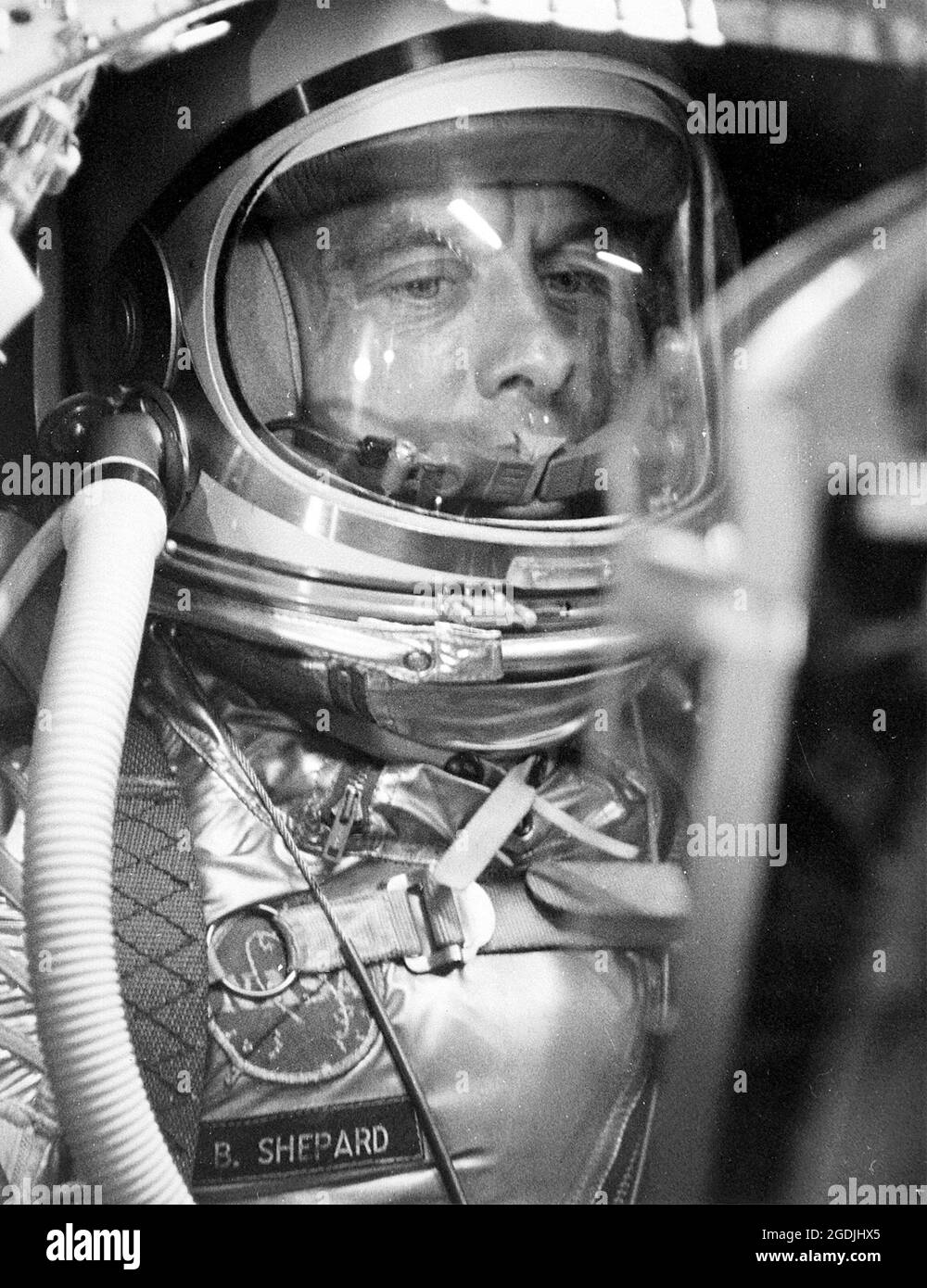 Eine Nahaufnahme des Astronauten Alan Shepard in seinem Raumanzug, der in der Merkurkapsel sitzt. Stockfoto