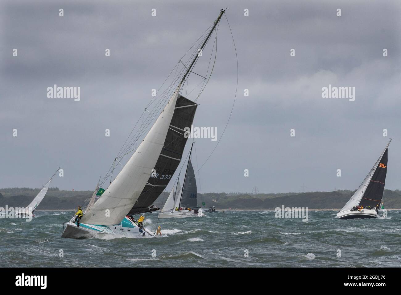 Start des Rolex Fastnet Race 2021 am 8. August 2021. Die Teilnehmer standen unter harten Bedingungen mit starken Winden. Cowes, Isle of Wight, England, Großbritannien Stockfoto