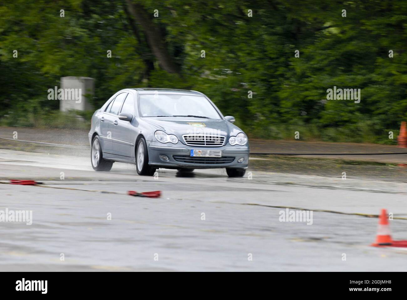 Sicheres Fahrtraining auf nasser Straße, Deutschland Stockfoto