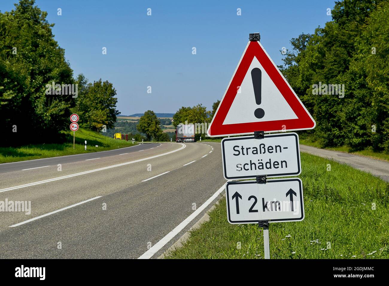 Straßenschäden schild -Fotos und -Bildmaterial in hoher Auflösung – Alamy