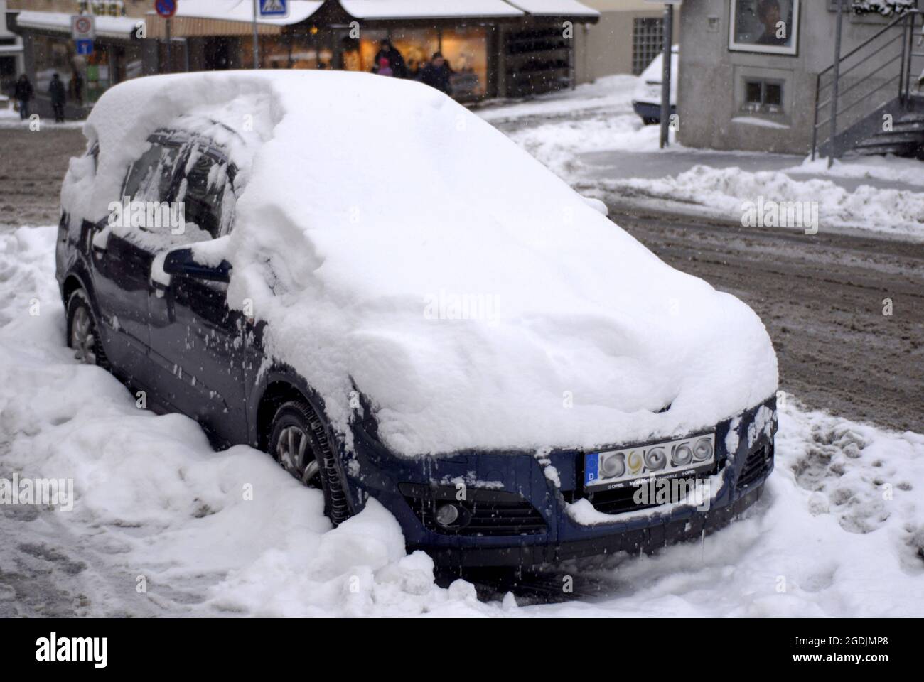 Schneebedecktes Auto am Straßenrand, Deutschland Stockfoto