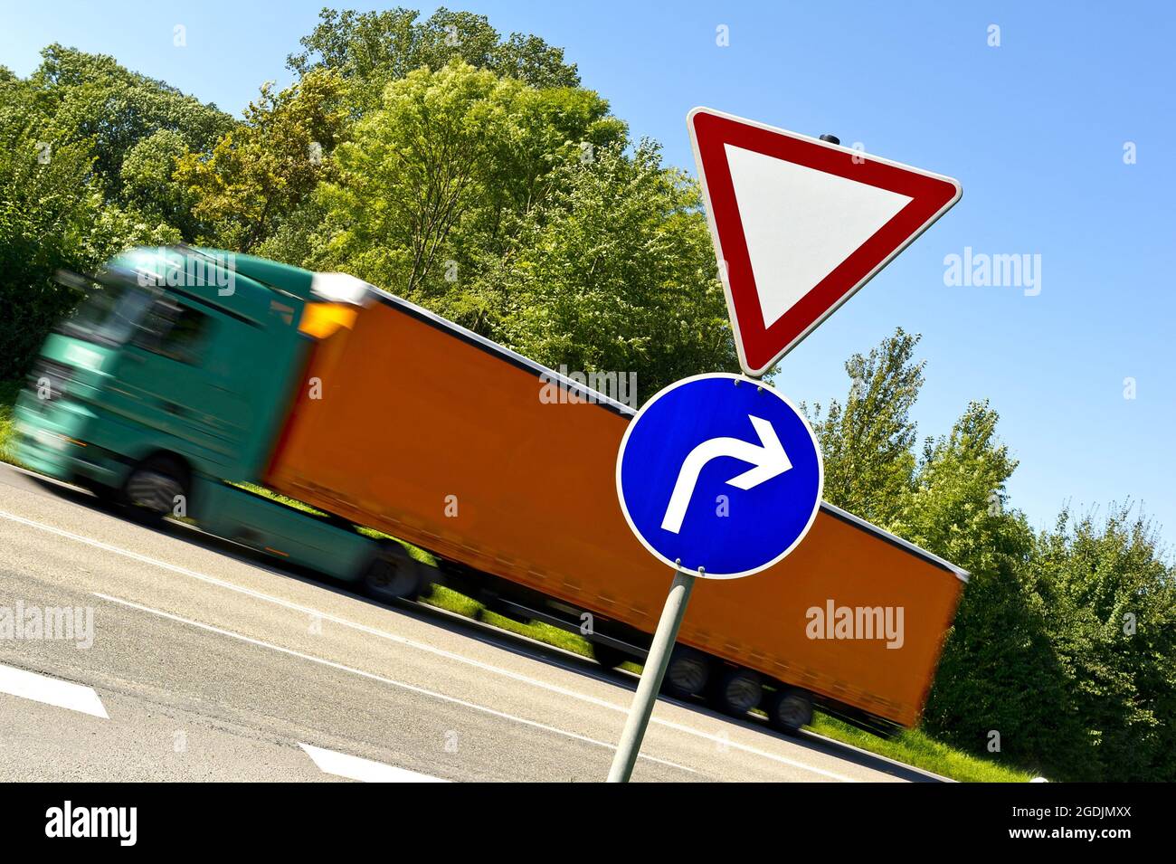 Verkehrsschild: Halten Sie sich auf und biegen Sie rechts ab, Deutschland Stockfoto