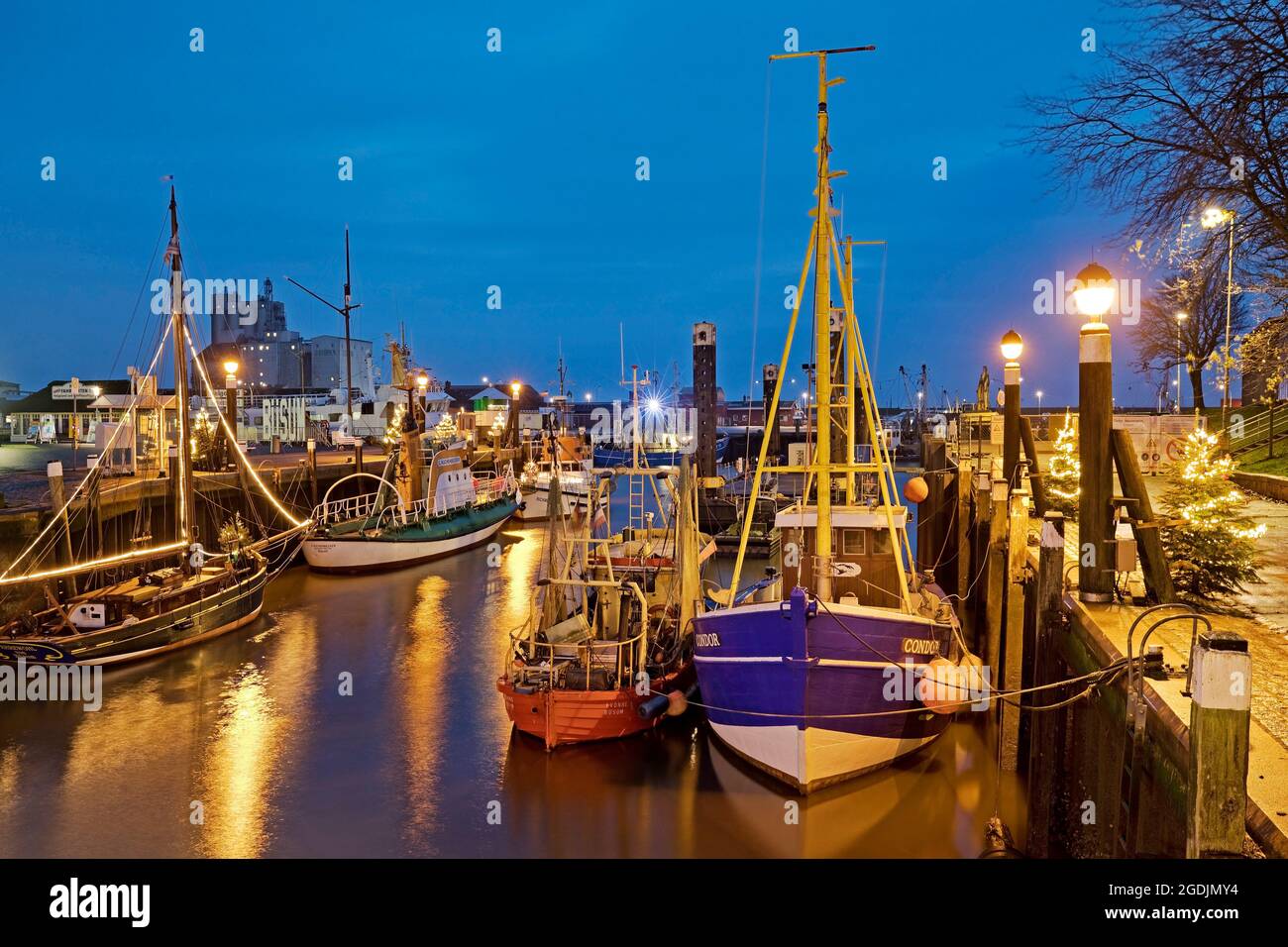 Historischer Hafen zur Weihnachtszeit am Abend, Deutschland, Schleswig-Holstein, Büsum Stockfoto