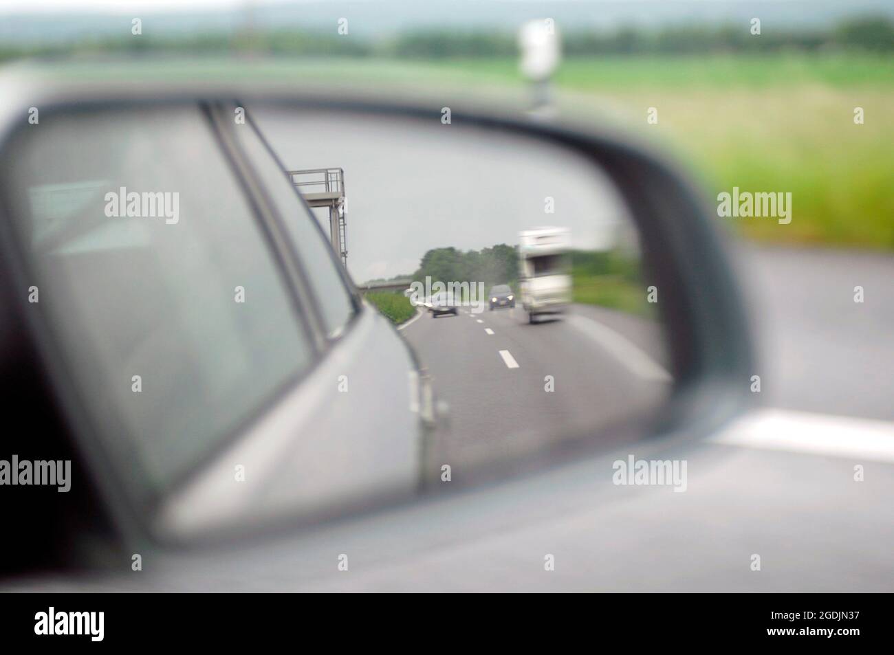 Blick in den Auto Außenspiegel auf eine … – Bild kaufen – 71130399