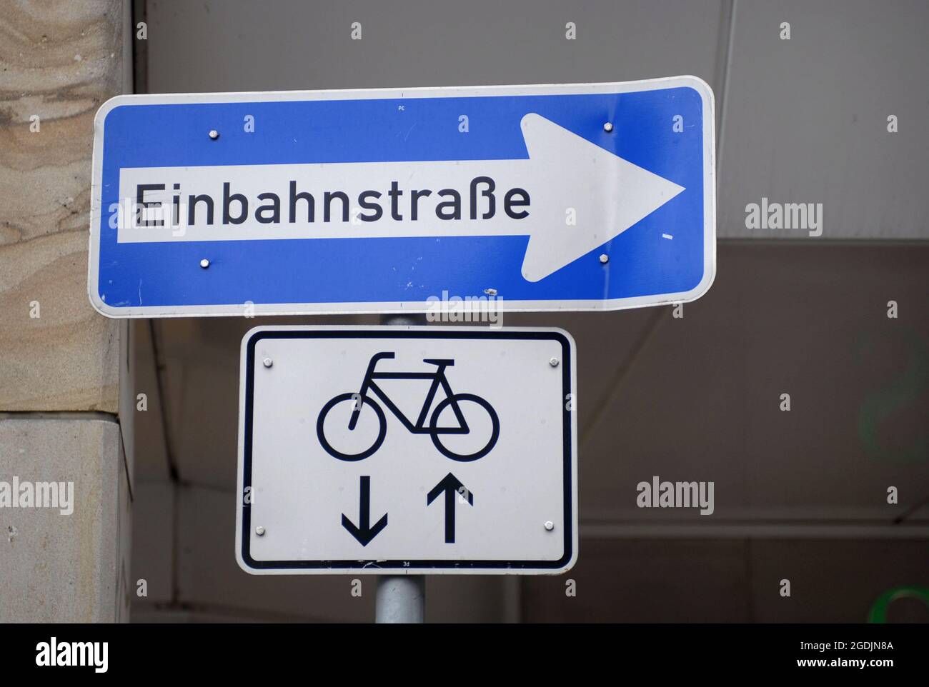 Verkehrsschild Einbahnstraße, ein zusätzliches Schild ermöglicht es Radfahrern, in beide Richtungen zu fahren, Deutschland Stockfoto