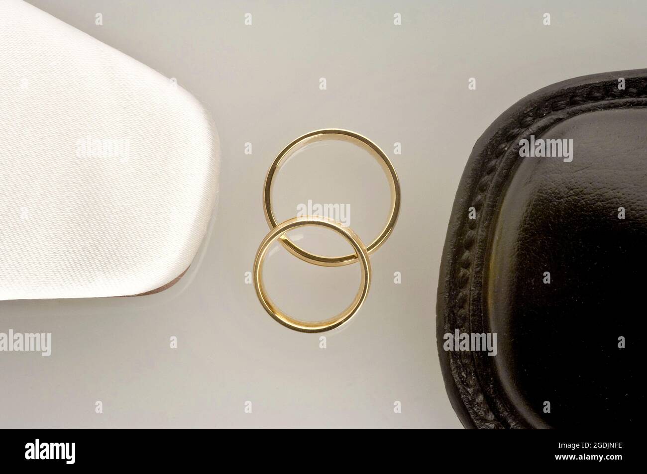 Hochzeitsschuhe und goldene Eheringe Stockfoto