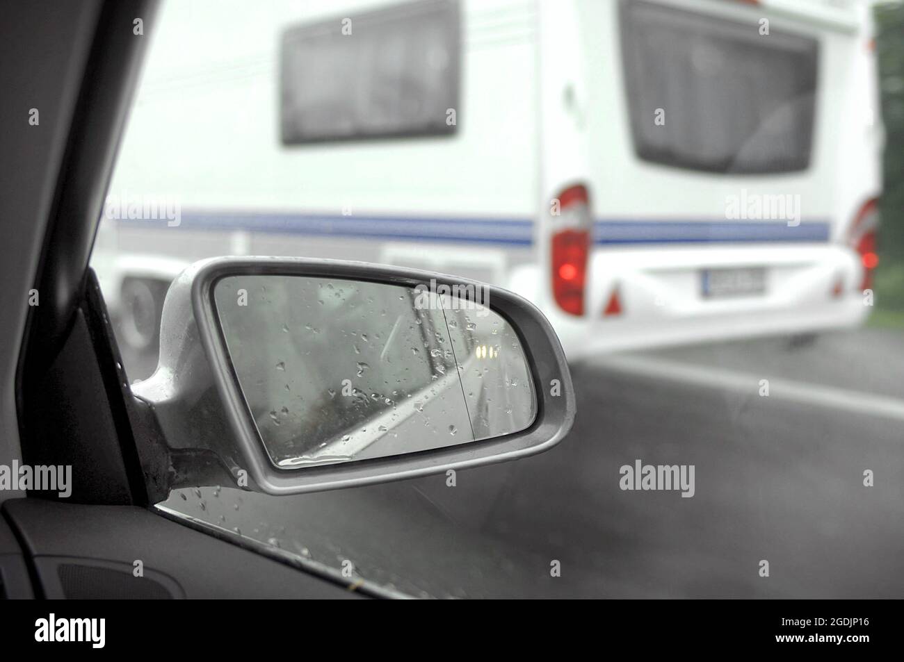 Regennasser Rückspiegel, Wohnwagen im Hintergrund, Deutschland Stockfoto