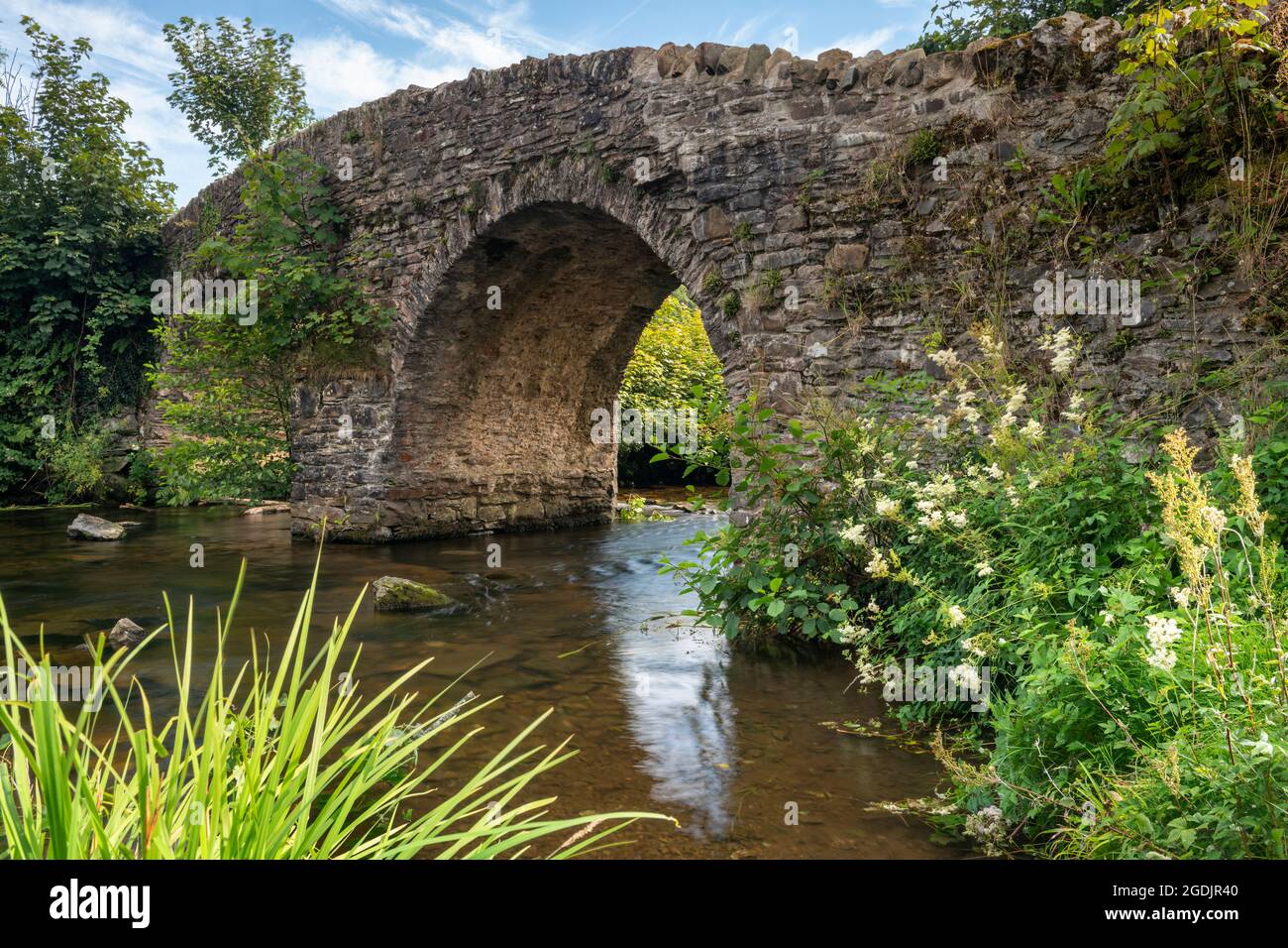 Die alte Steinbrücke über das Badgworthy Water bei Malmesmead im Doone Valley, Exmoor National Park, Somerset, England. Stockfoto