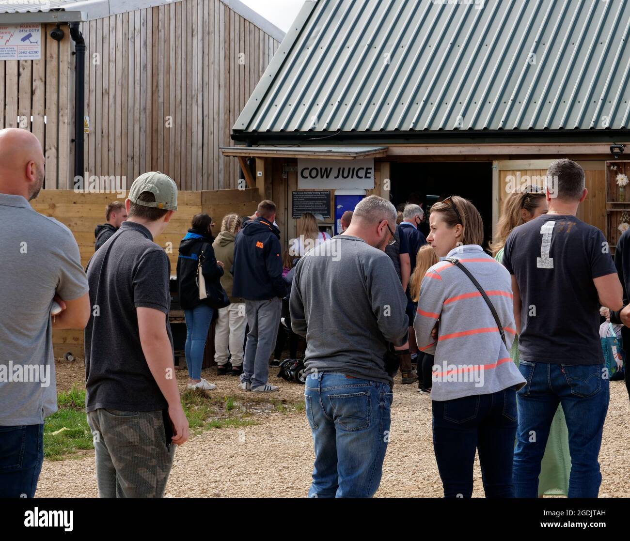 Leute, die draußen Schlange stehen, um im beliebten Jeremy Clarkson's Diddly Squat Farm Shop, Chipping Norton Road, Chipping Norton, West Oxfordshire einzukaufen Stockfoto