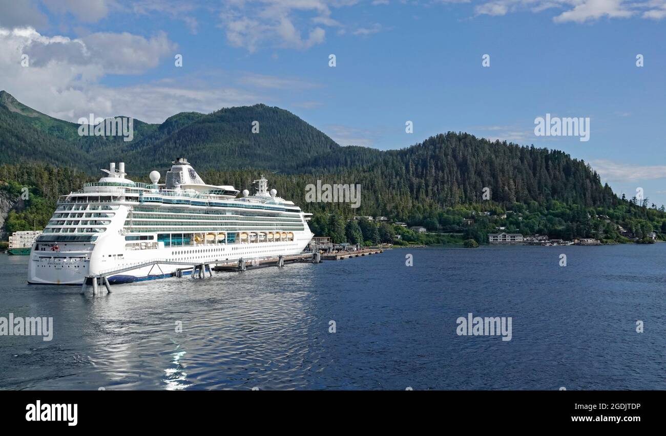 Sitka, Alaska. Ein Blick auf das Kreuzschiff Serenade of the Seas, das am Kreuzfahrtanleger in der Nähe von Sitka, Alaska, gebunden ist. Stockfoto