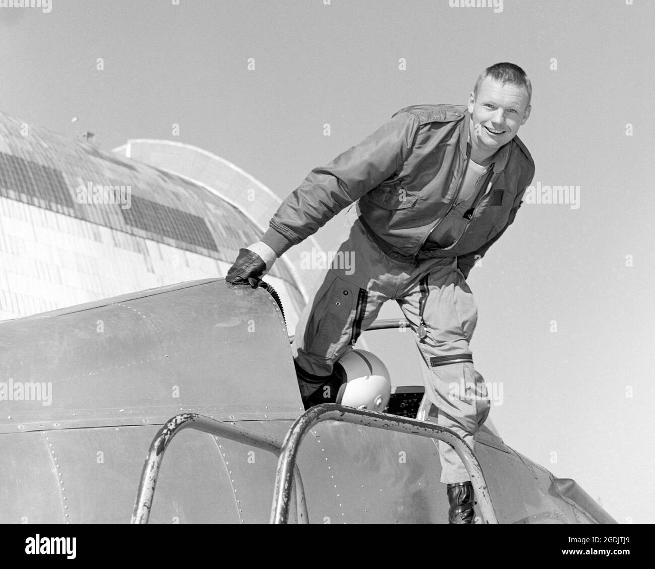 Testpilot und zukünftiger Astronaut sowie Apollo 11 Commander Neil Armstrong stehen neben seinem X-14-Experimentalflugzeug. Stockfoto