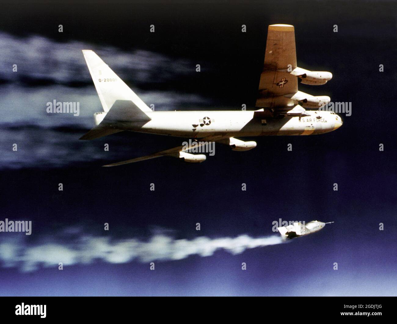 Das X-24A-Forschungsflugzeug beginnt seinen Raketenflug, nachdem es während eines Forschungsfluges vom Flügel des NASA-Mutterschiffs B-52 aus gestartet wurde. Hubkörper demonstrierten die Fähigkeit der Piloten, ein flügelloses Fahrzeug, das entworfen wurde, um aus dem Weltraum zurück zur Erde zu fliegen und wie ein Flugzeug an einem vorher festgelegten Ort gelandet zu werden, zu manövrieren und sicher zu landen. Stockfoto