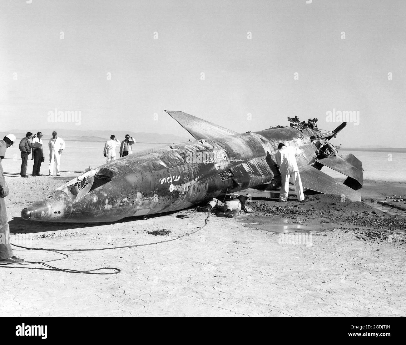 Ein mit einer X-15-Rakete angetriebenes Flugzeug auf dem Rücken nach einer Crash-Landung am Mud Lake in Nevada am 9. November 1962 Stockfoto
