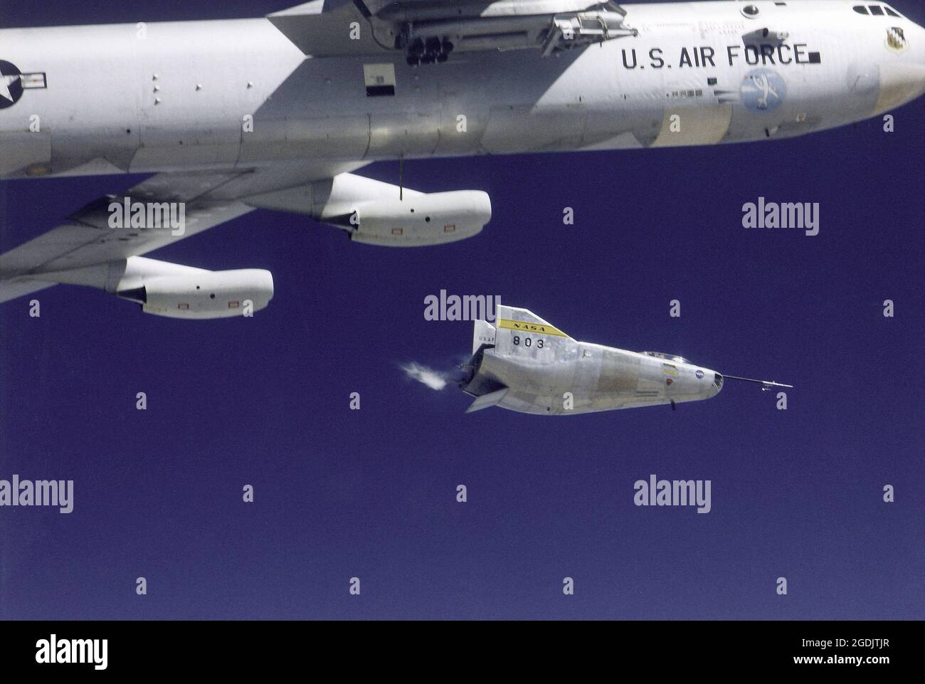 Dieses Foto zeigt den M2-F3-Hubkörper, der vom B-52-Mutterschiff der NASA am NASA Flight Research Center (FRC - jetzt das Dryden Flight Research Center) gestartet wird. Hubkörper demonstrierten die Fähigkeit der Piloten, ein flügelloses Fahrzeug, das entworfen wurde, um aus dem Weltraum zurück zur Erde zu fliegen und wie ein Flugzeug an einem vorher festgelegten Ort gelandet zu werden, zu manövrieren und sicher zu landen. Stockfoto