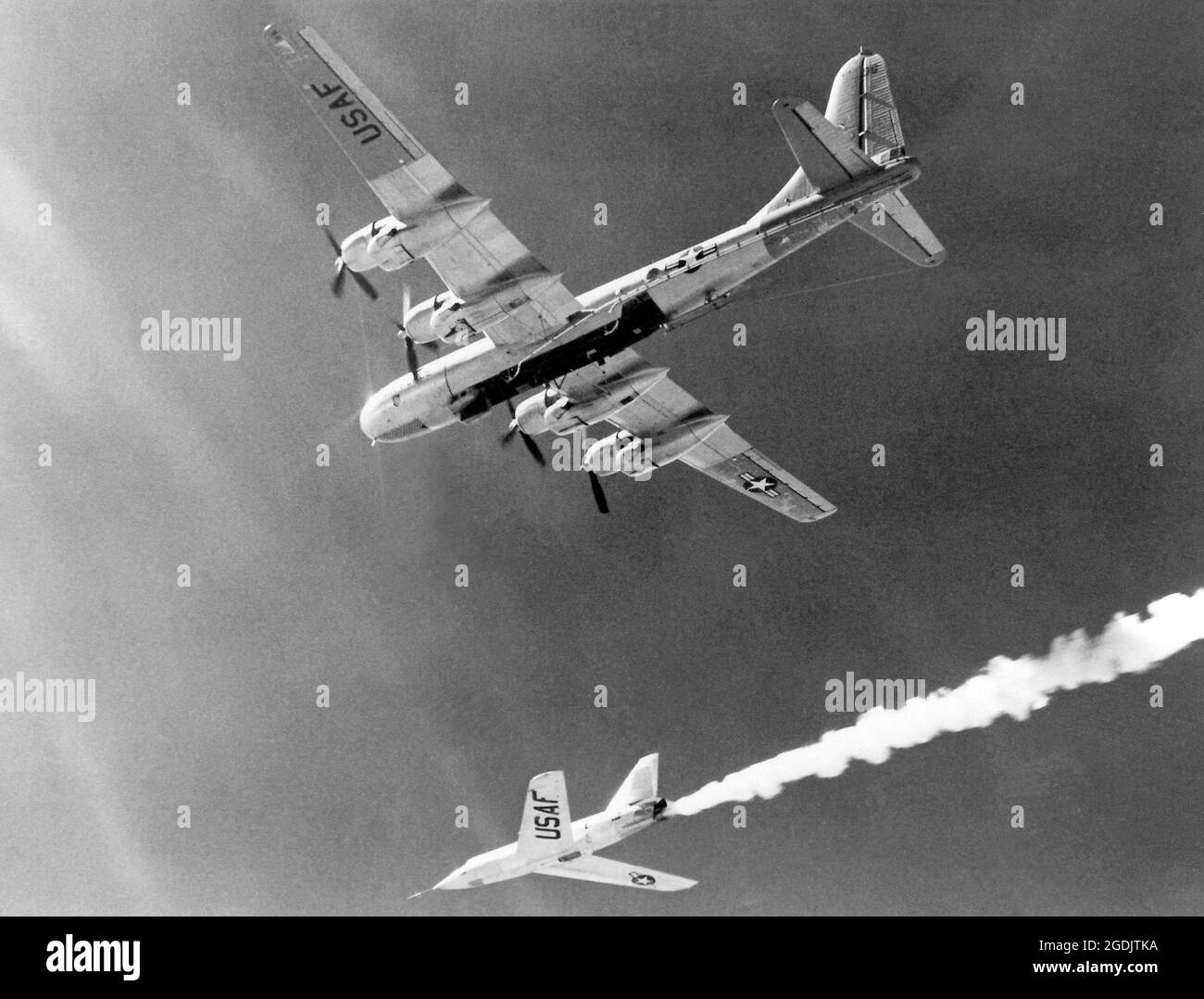 Die Bell Aircraft Company X-2 „Starbuster“ fällt von ihrem Boeing B-50-Mutterschiff ab Stockfoto