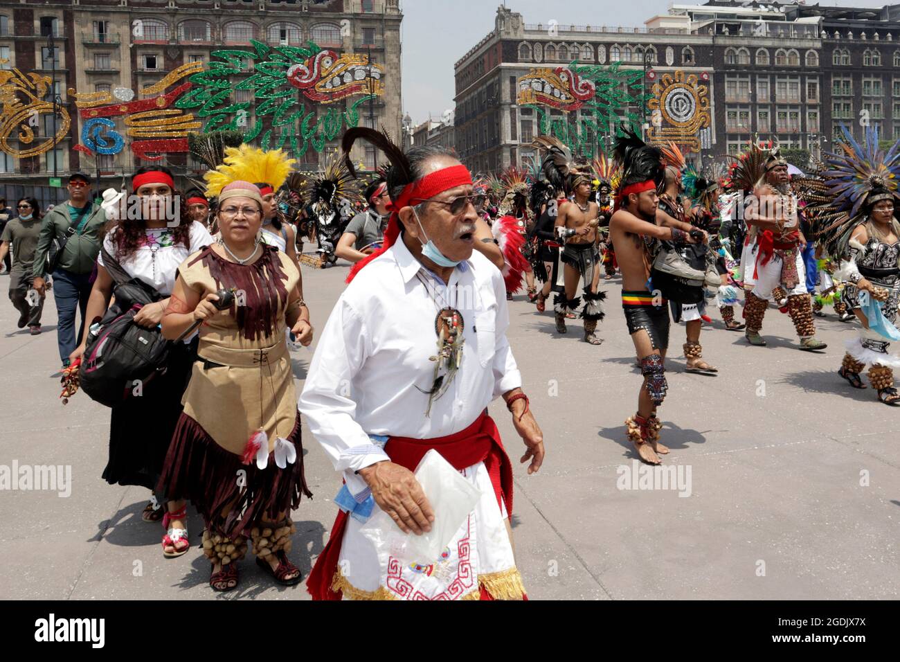 Mexiko-Stadt, Mexiko, 13. August 2021: Integratoren verschiedener indigener Gemeinschaften nehmen an einem vorhispanischen Tanz Teil, der zum 500. Jahrestag des Widerstands der Indigenen stattfindet, und protestieren gegen Vertreibung, Ausbeutung und Denunziation der Menschenrechtsverletzungen der Indigenen. 500 Jahre nach dem Fall von Tenochtitlan, der heiligsten Stätte der aztekischen Zivilisation, in der Innenstadt von Mexiko-Stadt, zum Gedenken an die 500 Jahre seit der spanischen Eroberung der aztekischen Hauptstadt. Kredit: Luis Barron / Eyepix Gruppe/ Alamy Live Nachrichten Stockfoto