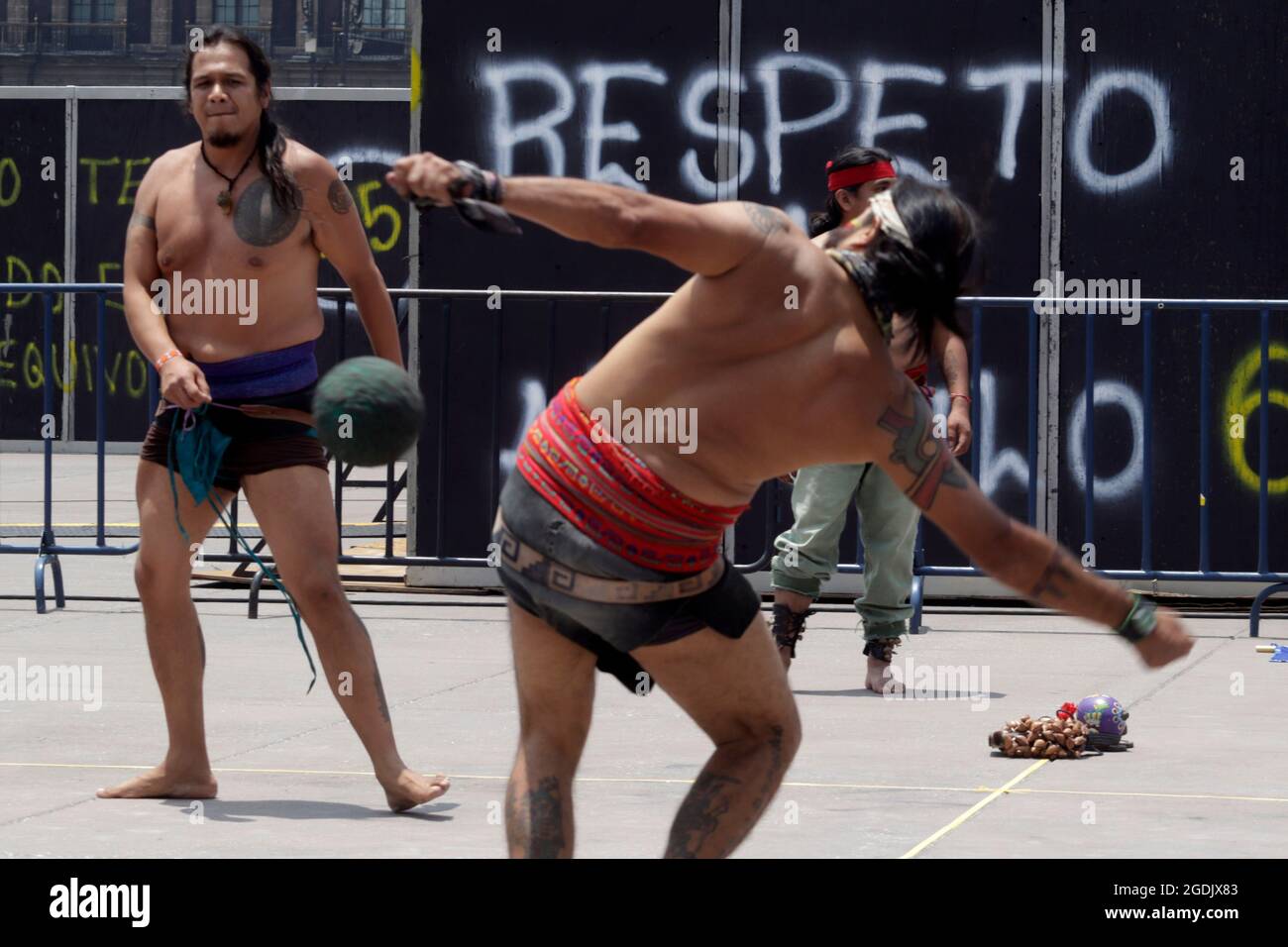 Mexiko-Stadt, Mexiko, 13. August 2021: Integratoren verschiedener indigener Gemeinschaften nehmen an einem vorhispanischen Tanz Teil, der zum 500. Jahrestag des Widerstands der Indigenen stattfindet, und protestieren gegen Vertreibung, Ausbeutung und Denunziation der Menschenrechtsverletzungen der Indigenen. 500 Jahre nach dem Fall von Tenochtitlan, der heiligsten Stätte der aztekischen Zivilisation, in der Innenstadt von Mexiko-Stadt, zum Gedenken an die 500 Jahre seit der spanischen Eroberung der aztekischen Hauptstadt. Kredit: Luis Barron / Eyepix Gruppe/ Alamy Live Nachrichten Stockfoto