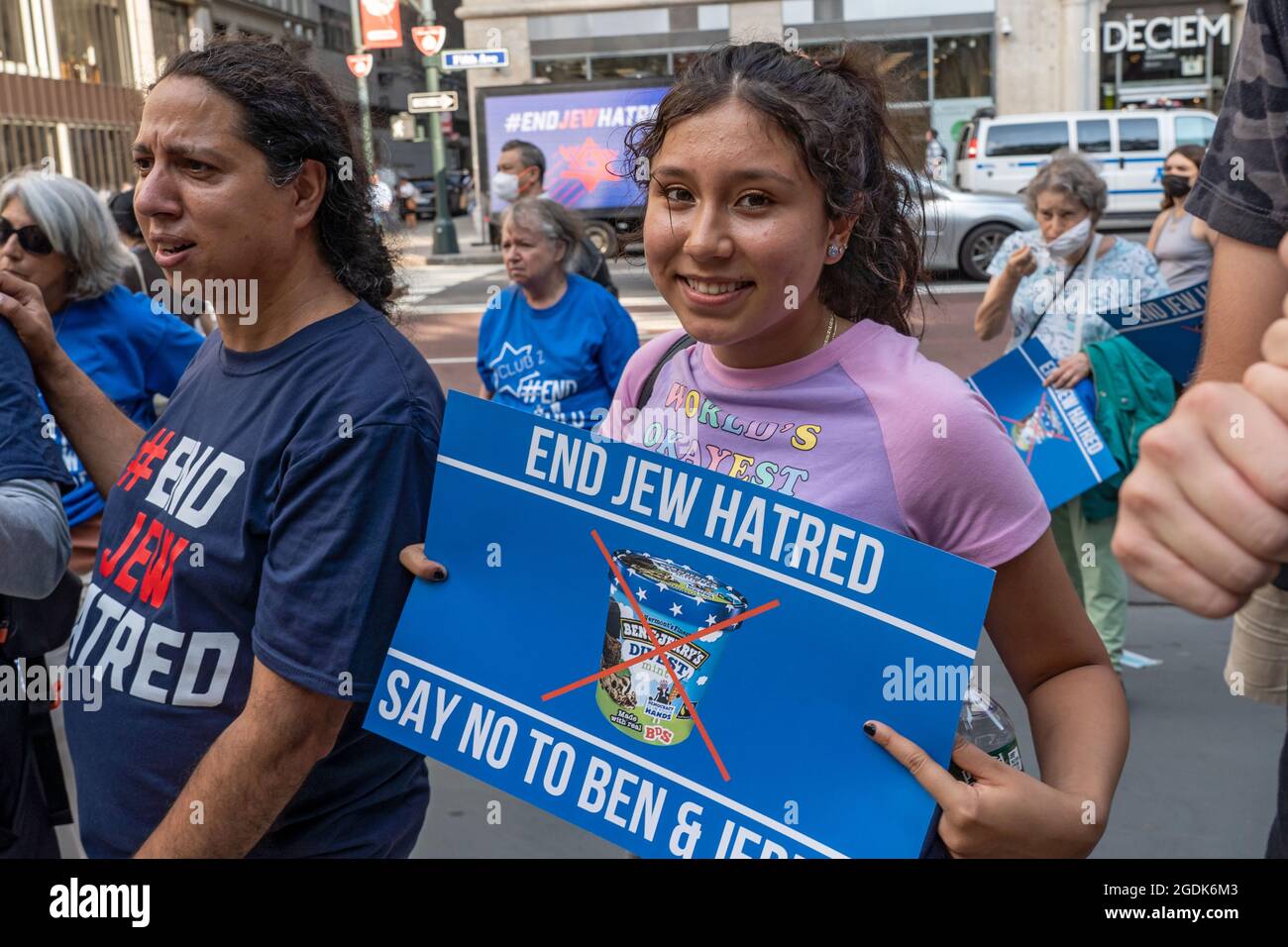 New York, USA. August 2021. NEW YORK, NY – 12. AUGUST: Der Protestler hält ein Schild mit der Aufschrift „Say No to Ben & Jerry's“ bei der Abschlusskundgebung zum Judenhass auf den Stufen der New York Public Library am 12. August 2021 in New York City. Die Demonstranten veranstalteten eine Kundgebung auf den Stufen der New York Public Library und marschierten zum Times Square Ben & Jerry's Store, um die Kundgebung gegen die Eiscreme-Firma fortzusetzen, nachdem die beliebte Marke in einer lang andauerten Kontroverse im Nahen Osten Partei ergriffen hatte. Ben & Jerry, die sich der antisemitischen Bewegung gegen Israel anschließen, kündigen an, dass sie mit dem Verkauf von Eiskrea aufhören würde Stockfoto