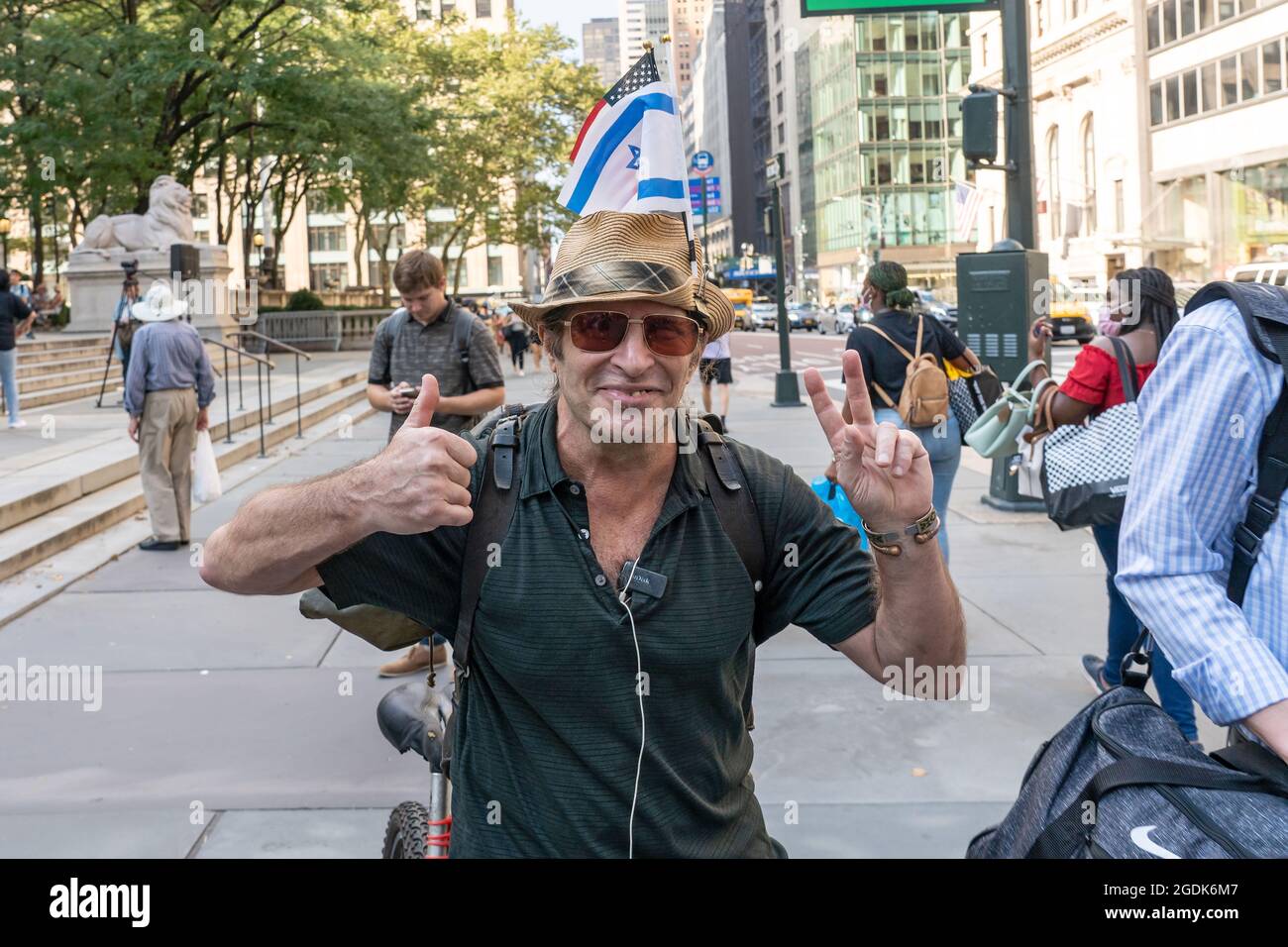 New York, USA. August 2021. NEW YORK, NY – 12. AUGUST: Protestler mit israelischer und amerikanischer Flagge auf dem Hut bei der End Jew Hass Rallye am 12. August 2021 in New York City. Die Demonstranten veranstalteten eine Kundgebung auf den Stufen der New York Public Library und marschierten zum Times Square Ben & Jerry's Store, um die Kundgebung gegen die Eiscreme-Firma fortzusetzen, nachdem die beliebte Marke in einer lang andauerten Kontroverse im Nahen Osten Partei ergriffen hatte. Ben & Jerry, die sich der antisemitischen Bewegung gegen Israel anschließen, kündigen an, dass sie den Verkauf von Eis am Westjordanland und Ostjerusalem einstellen werde Stockfoto