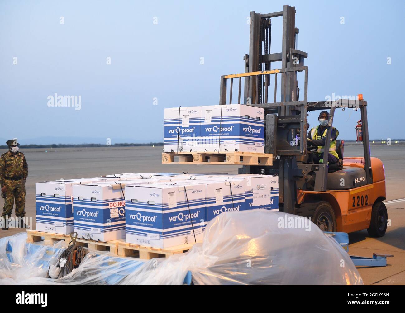 Gaborone, Botswana. August 2021. Ein Arbeiter transportiert COVID-19-Impfstoffe am internationalen Flughafen Sir Seretse Khama in Gaborone, Botswana, 12. August 2021. Die Regierung Botswanas hat über den African Vaccine Acquisition Trust (AVAT) 108,000 Impfdosen von Johnson und Johnson erhalten. Quelle: Tshekiso Tebalo/Xinhua/Alamy Live News Stockfoto