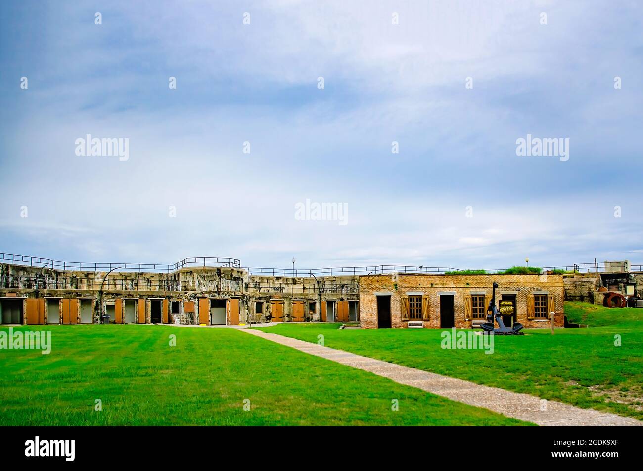 Der Hof von Fort Gaines ist in Richtung der Battery Stanton-Pulvermagazine, der Büros des Quartiermeisters und des Ankers der USS Hartford abgebildet. Stockfoto