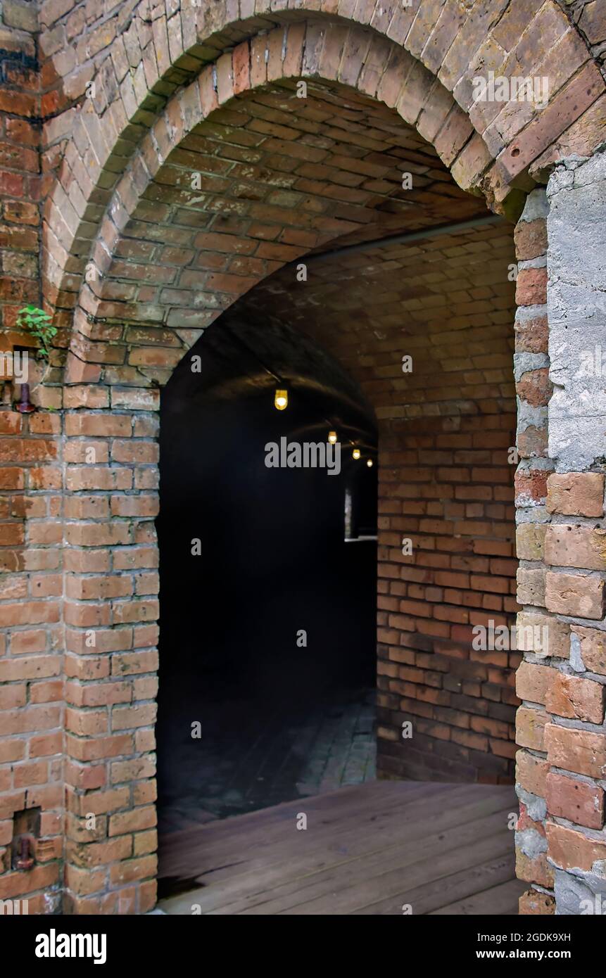Eine Tür und ein Tunnel führen zur südwestlichen Bastion von Fort Gaines, 12. August 2021, in Dauphin Island, Alabama. Stockfoto