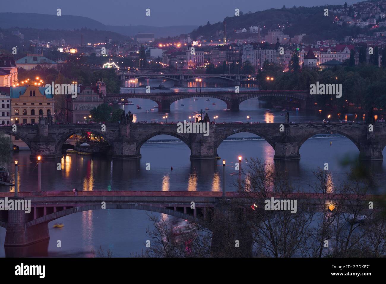 Prager Brücken an einem Aprilabend. Tschechische Republik Stockfoto