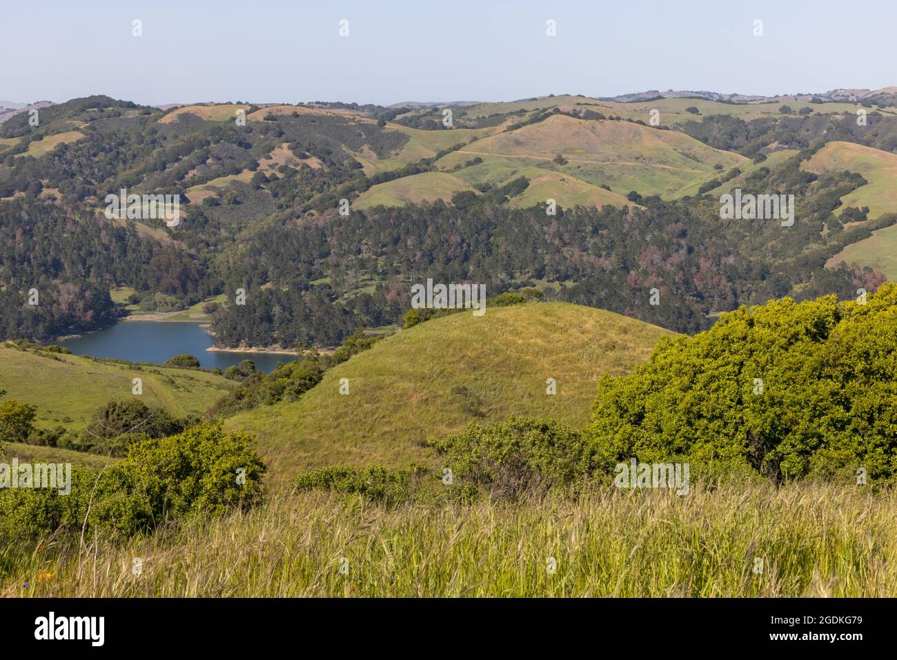 East Bay, California Hills mit Reservoir in der Ferne Stockfoto