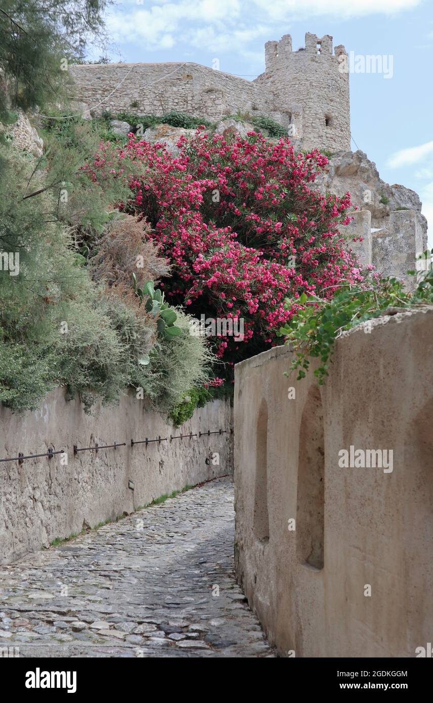 Isole Tremiti - Scorcio del borgo fortificato dal sentiero di Accesso Stockfoto