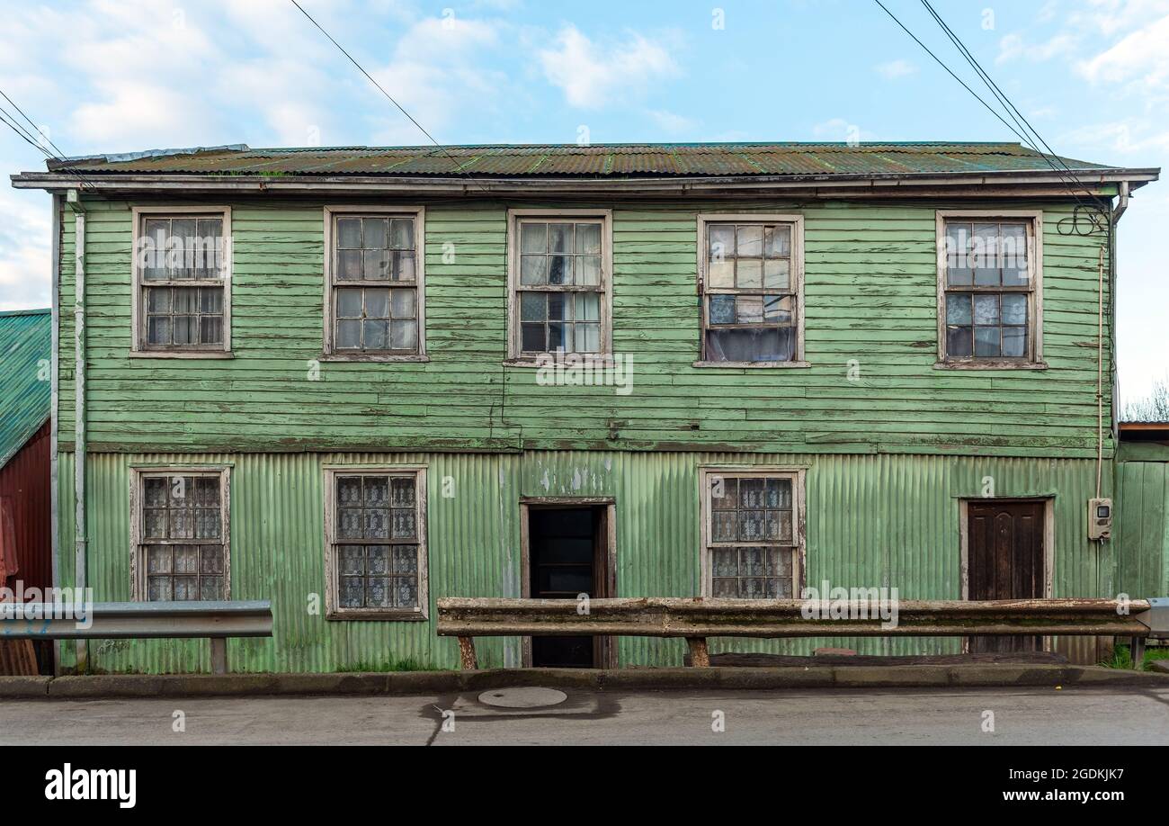 Traditionelle Holzvertäfelung und Zinkplatten-Architektur, Castro City, Chiloe Island, Chile. Stockfoto