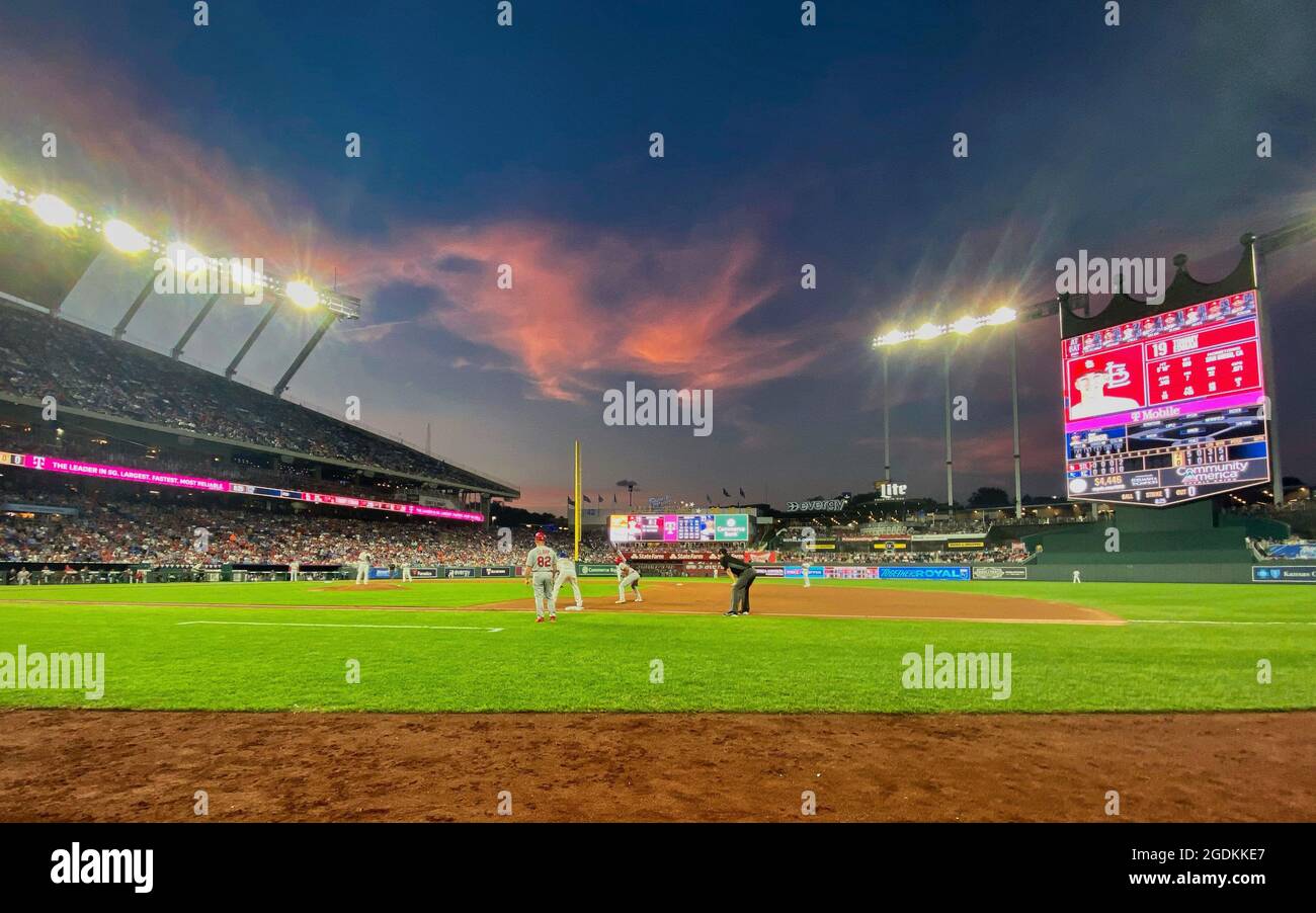 Kansas City, MO, USA. August 2021. Eine wunderschöne Nacht im Kauffman Stadium in Kansas City, MO. Cardinals besiegte die Royals 6:0. Jon Robichaud/CSM/Alamy Live News Stockfoto