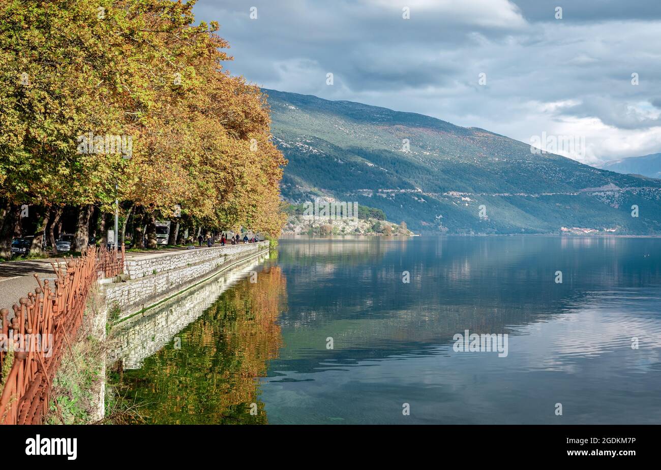 Ioannina, Griechenland - November 23 2019: Blick auf den Pamvotis-See und die Uferpromenade der Stadt Ioannina. Stockfoto