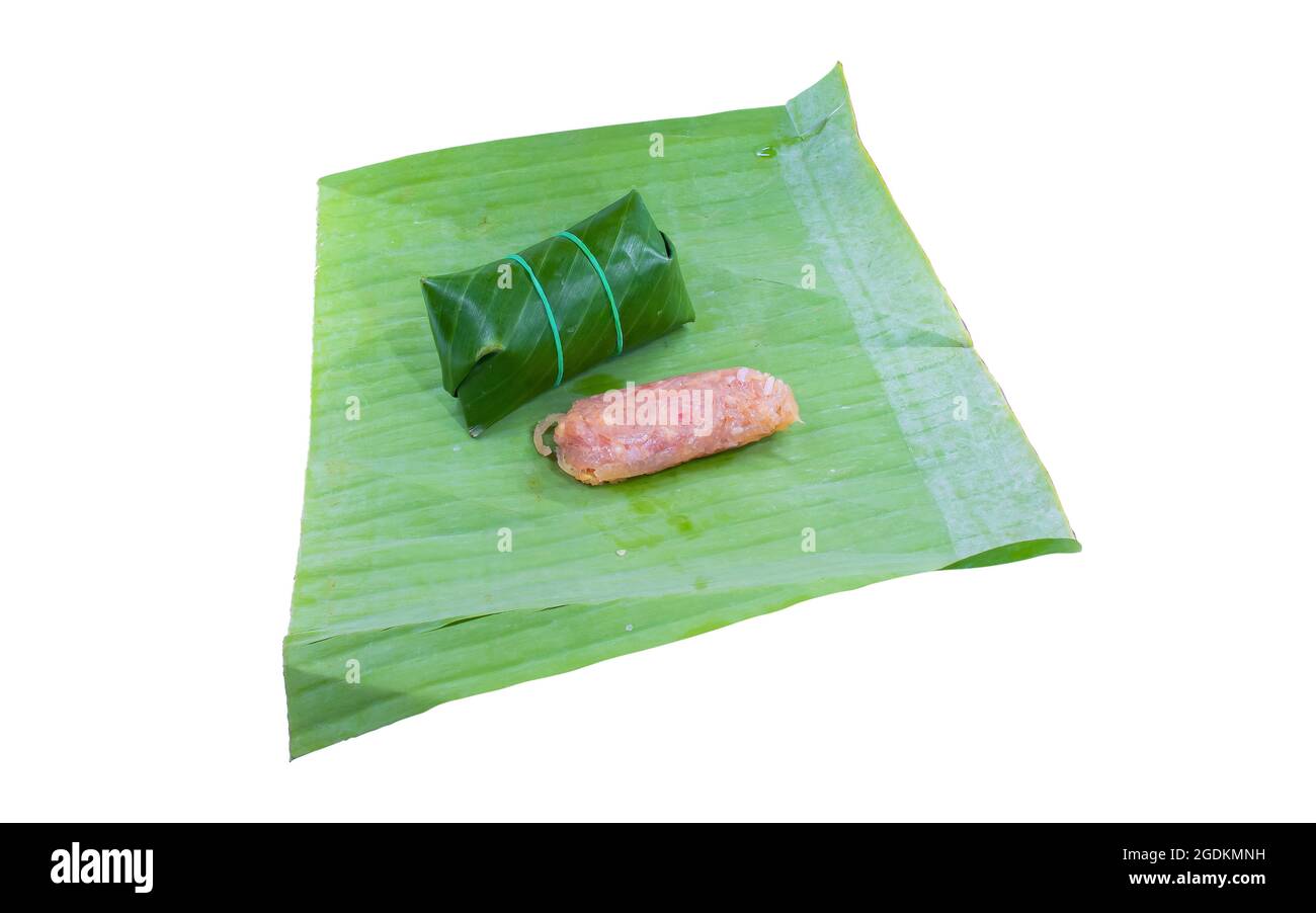 Mariniertes Schweinefleisch in Bananenblätter eingewickelt. Eine weitere Möglichkeit, Lebensmittel zu konservieren. Beschneidungspfad. Stockfoto