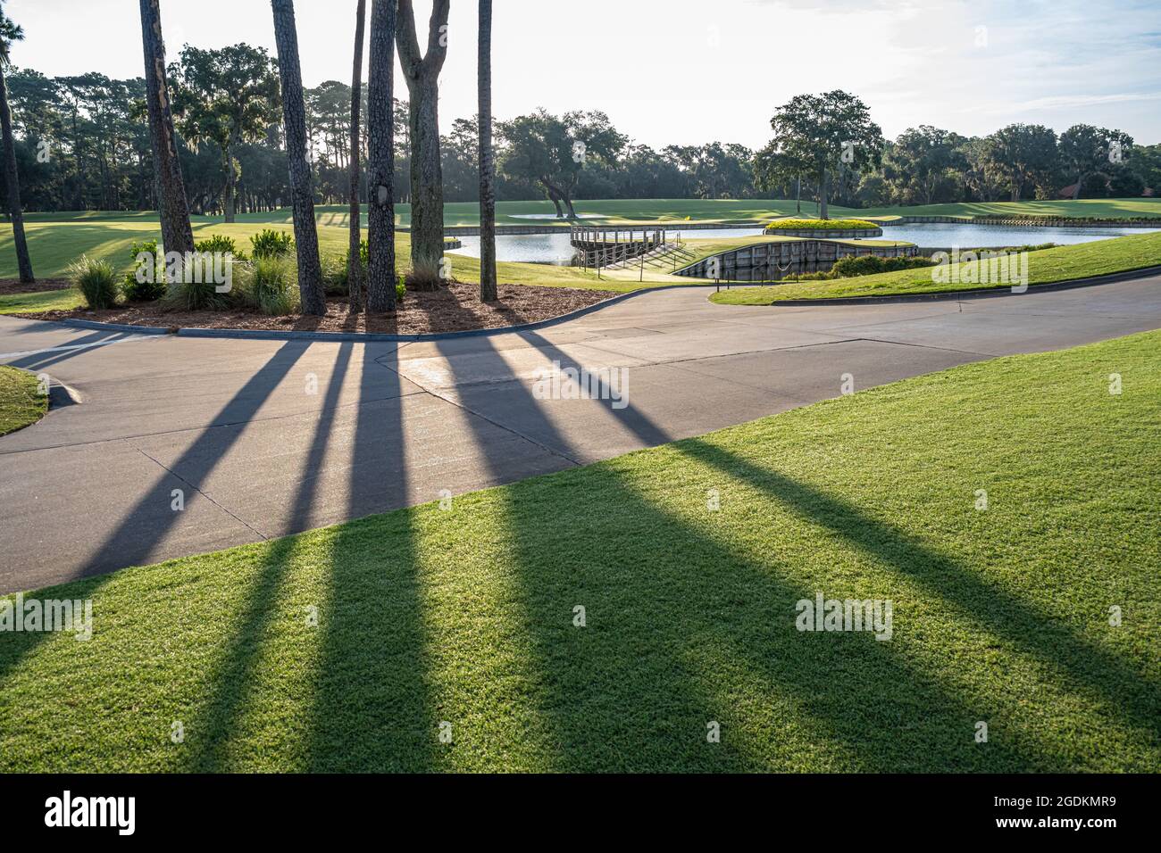 Blick bei Sonnenaufgang auf das weltberühmte 17. Island Green auf dem TPC Sawgrass Stadium Course, dem Heimstadion der SPIELER-Meisterschaft, in Ponte Vedra Beach, FL. Stockfoto