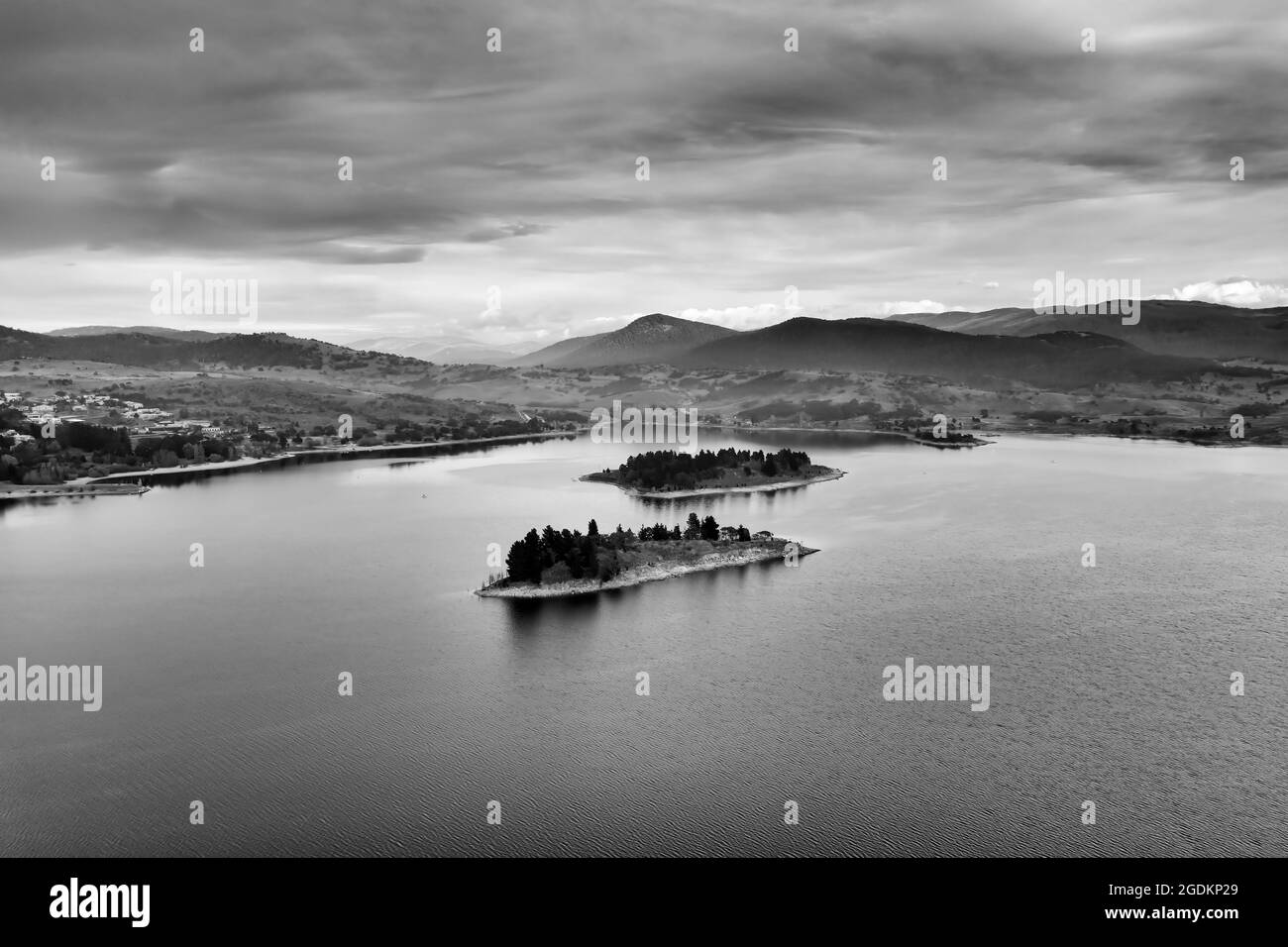 Blick in Graustufen auf die Löwen- und Jungendinseln am Jindabyne Lake und den Snowy River in den australischen Snowy Mountains - Luftlandschaft. Stockfoto