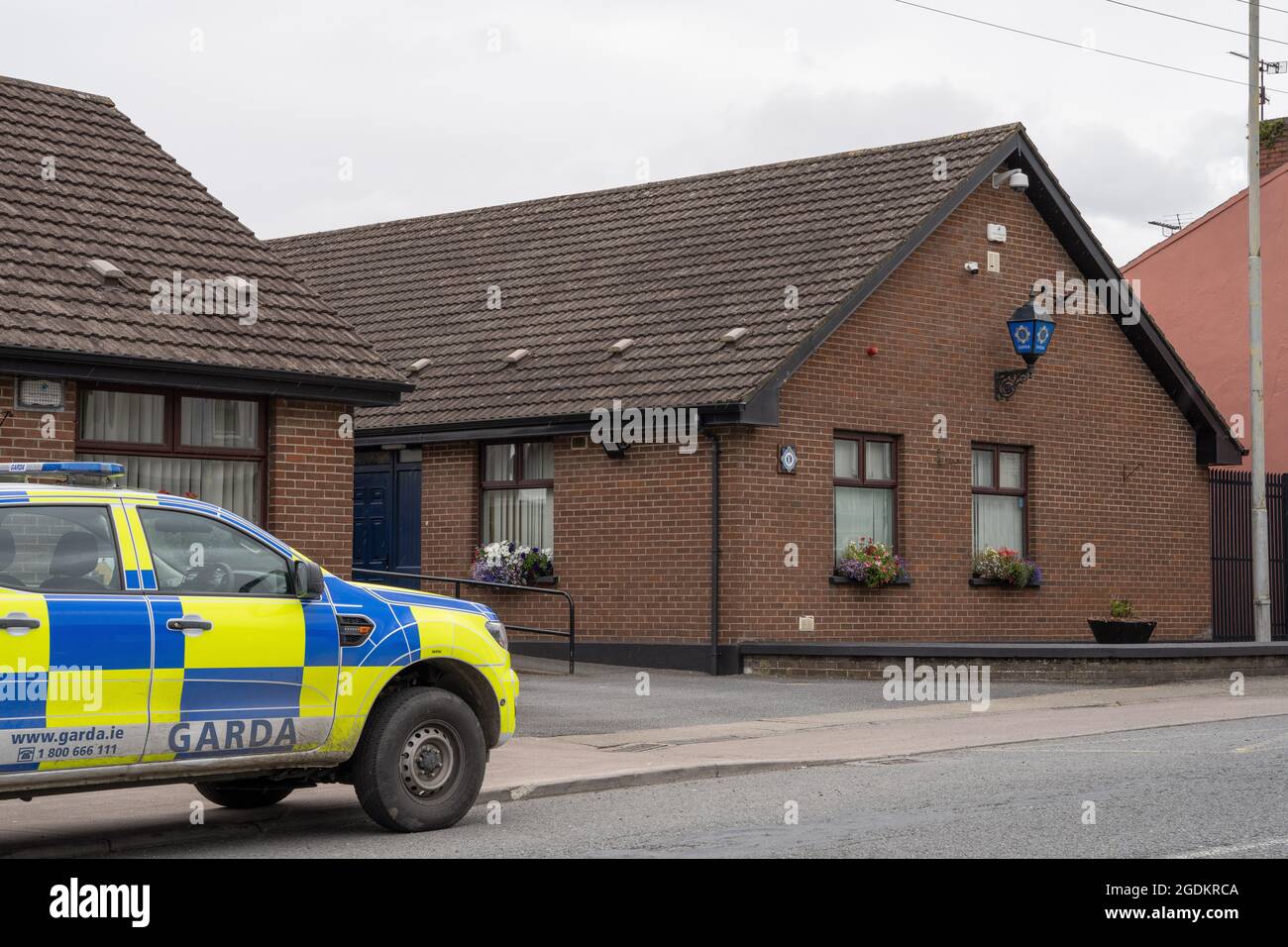 Castleblaney, County Monaghan, Irland, 11. August 2021, vor dem Bahnhof Castleblaney Garda Stockfoto