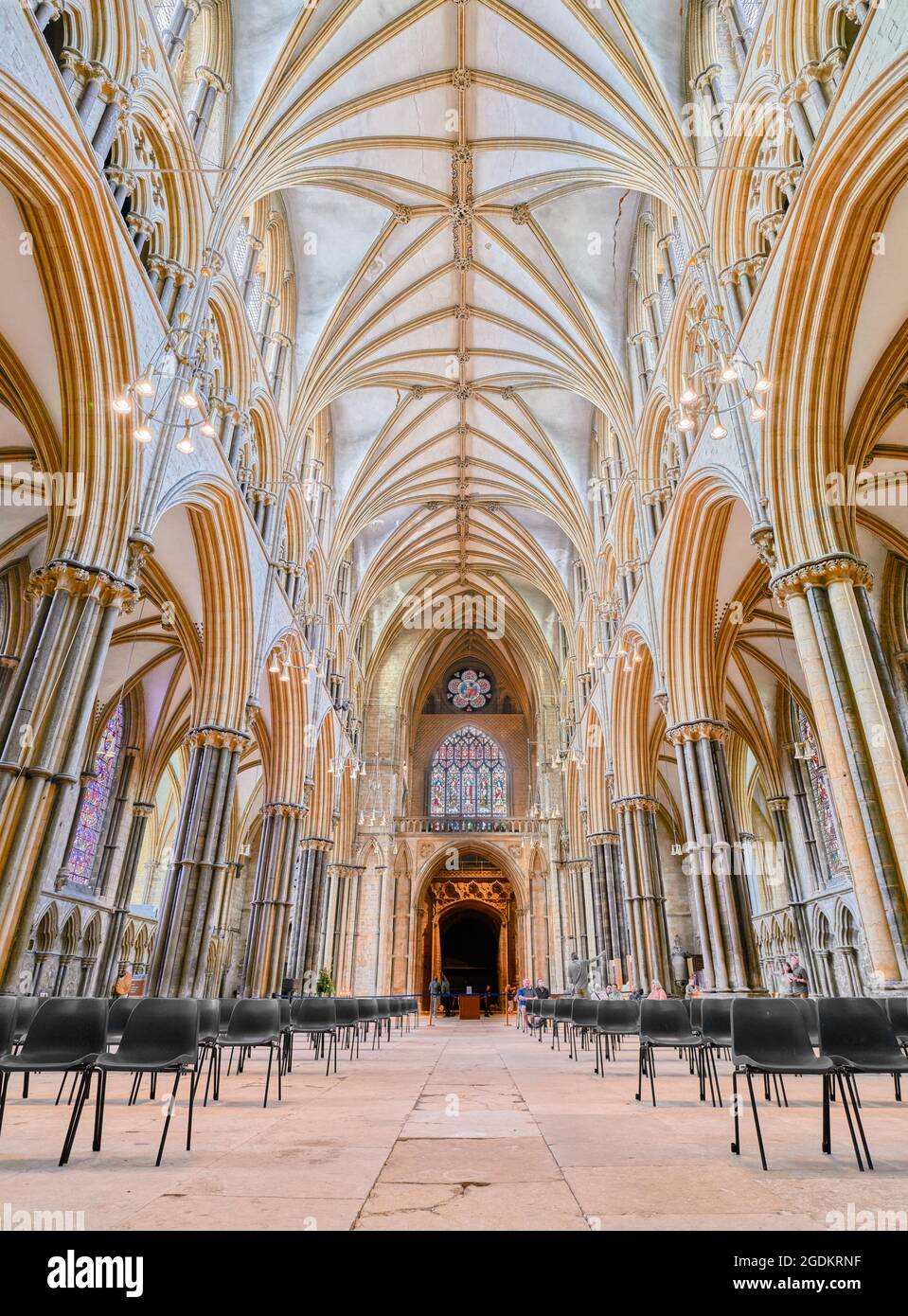 Spätes frühenglisches (13. Jahrhundert) Architekturstil im Kirchenschiff der mittelalterlichen Kathedrale in Lincoln, England. Stockfoto