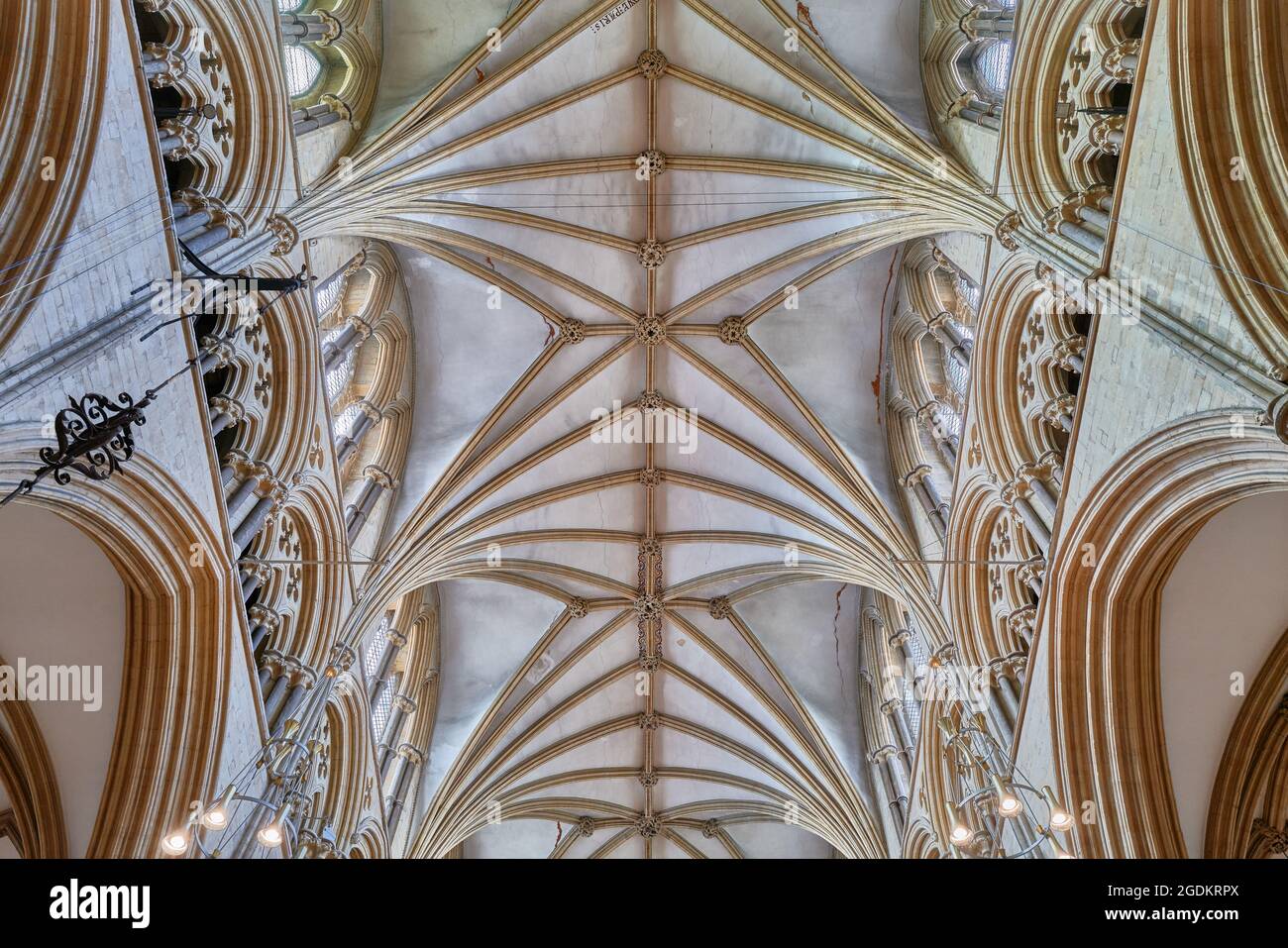 Spätes frühenglisches (13. Jahrhundert) Architekturstil der Decke im Kirchenschiff der mittelalterlichen Kathedrale von Lincoln, England. Stockfoto